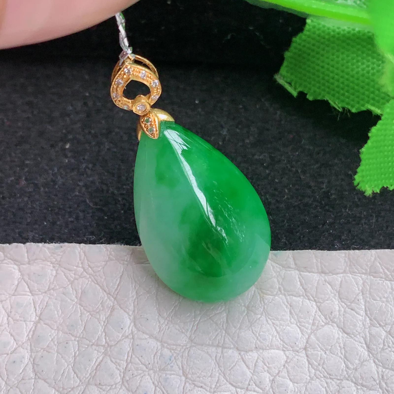 qxm实拍23.5*14.2*8缅甸翡翠精雕辣绿饱满水滴玉吊坠 玉挂件