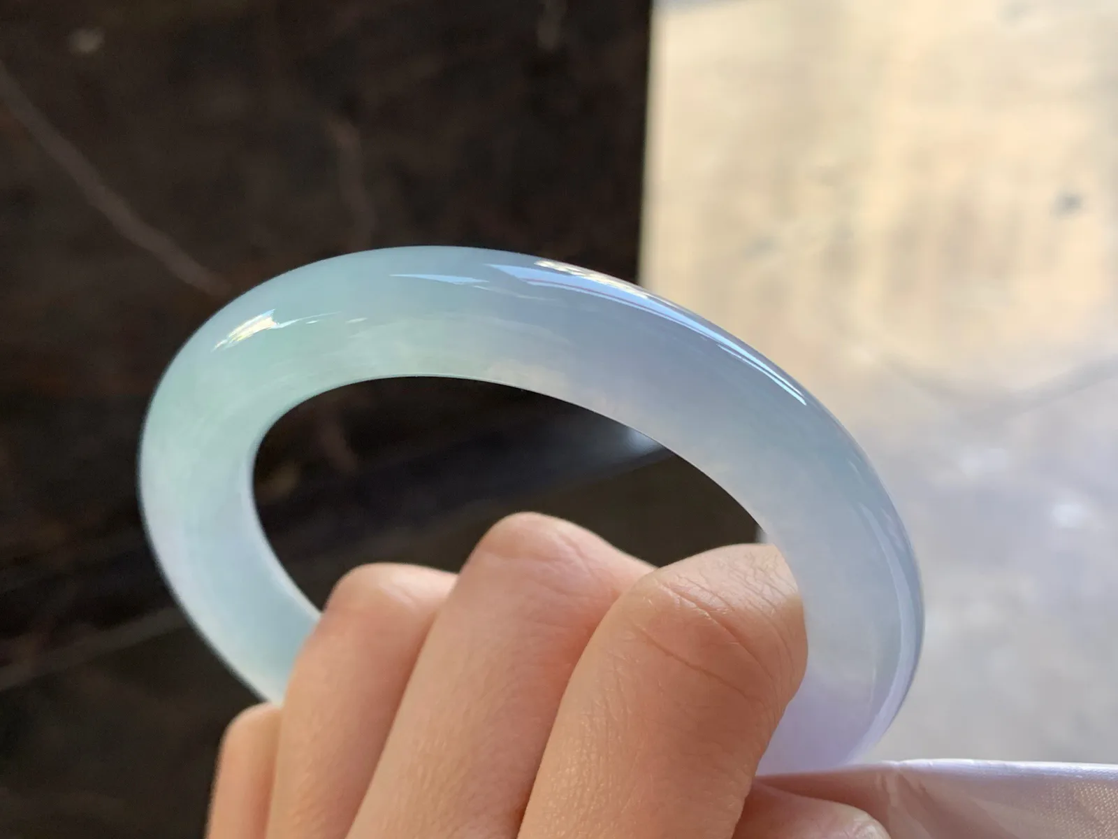 56-10.3

冰种淡春彩圆条手镯^_^冰透 清新