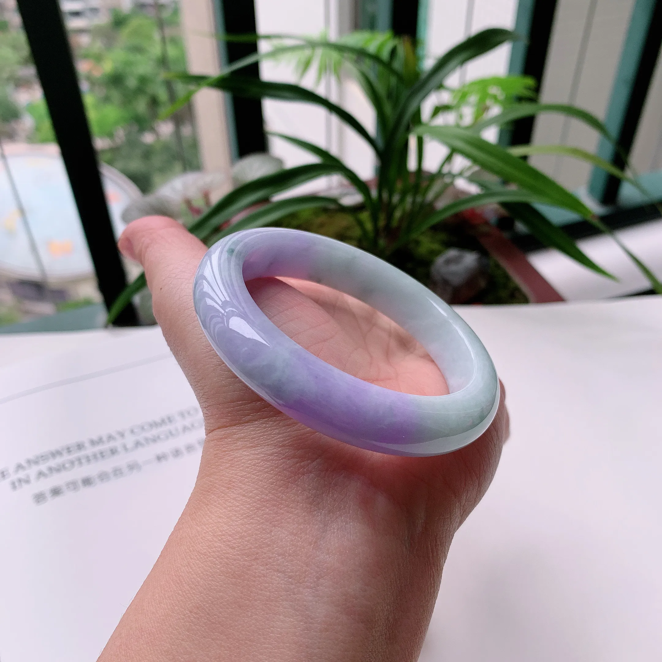 正圈55圈口，天然A货翡翠冰糯种水润飘绿玉手镯，水润秀丽，飘花灵动，种水十足，视觉甜美可人，恰到好