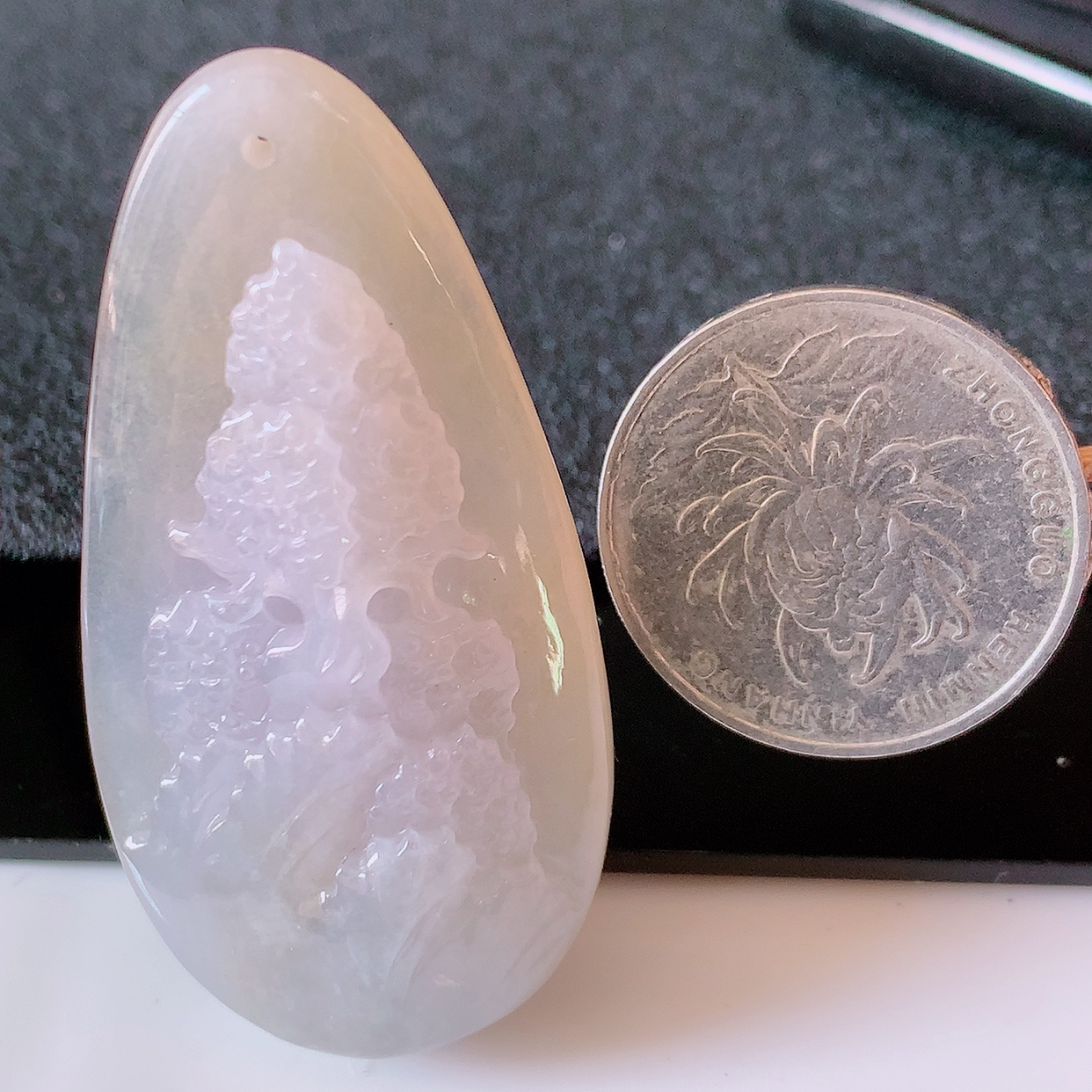 自然光实拍，冰黄翡翡翠山水牌吊坠，立体生动形象，山水素材布局合理，意境感佳，佩戴上身效果更高贵 #60.25