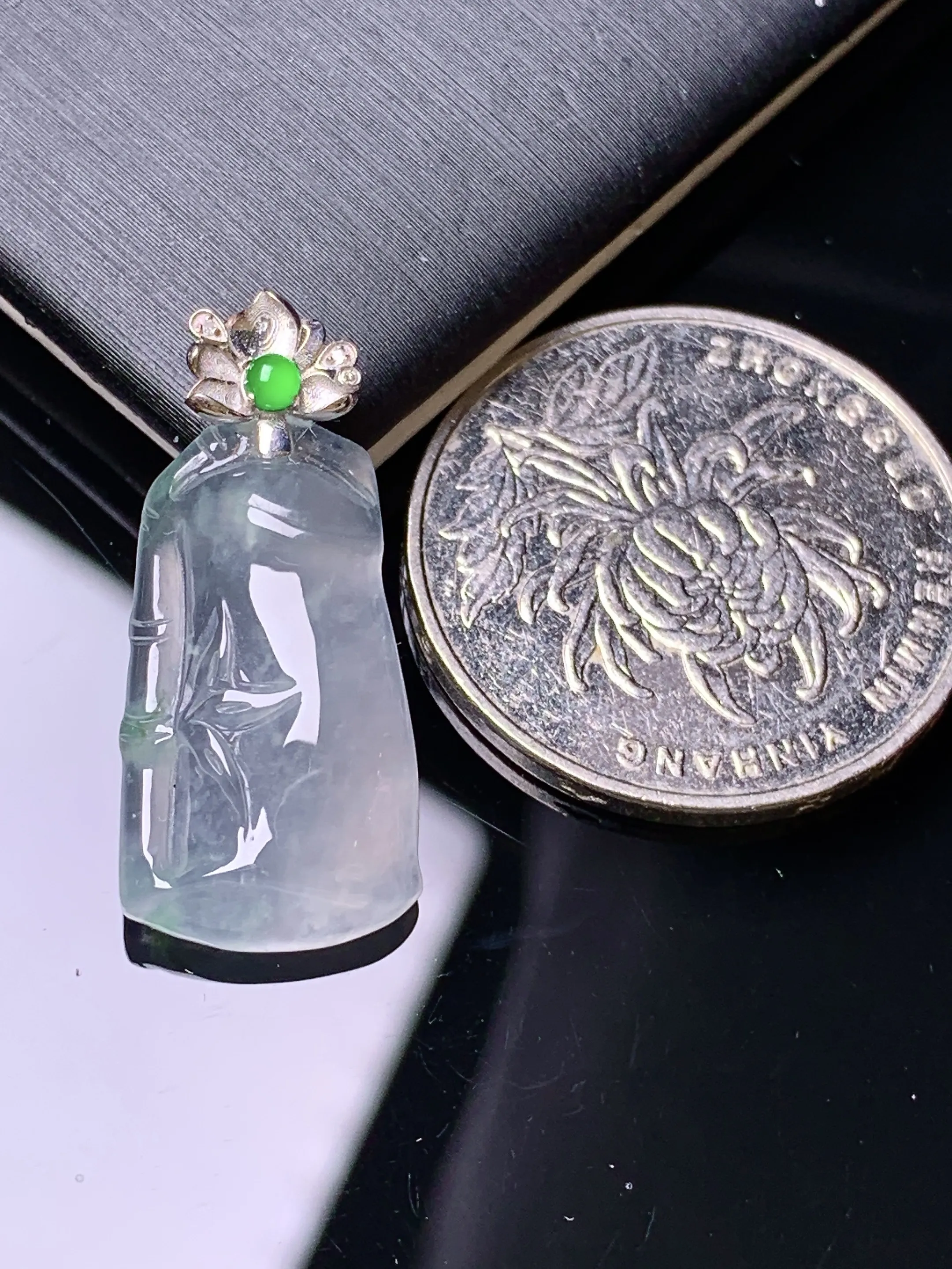 18k金钻镶嵌冰种节节高吊坠 玉质细腻 色泽清新艳丽 整体尺寸26.5*12*5