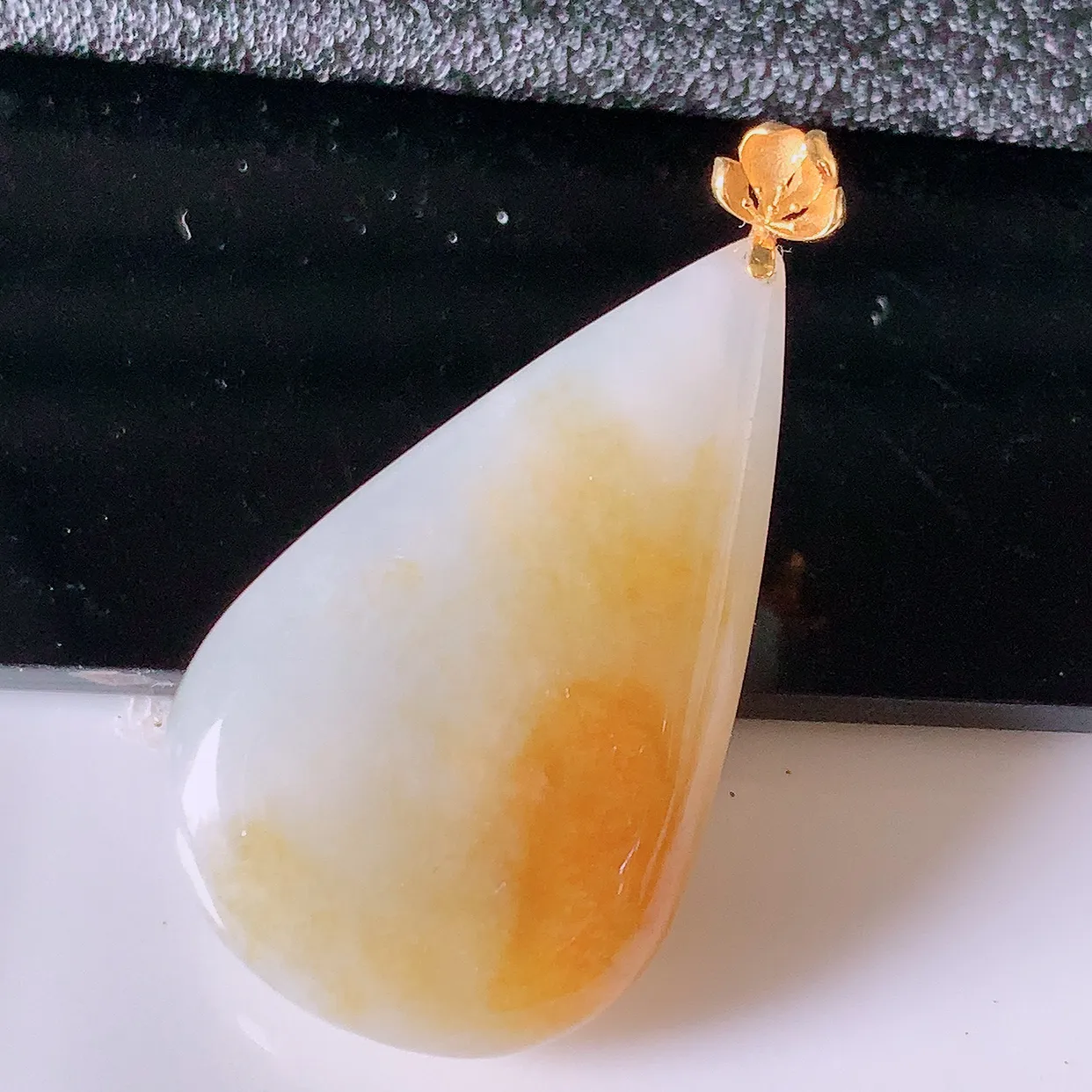 18k金镶嵌冰润黄翡双彩翡翠水滴吊坠，款式新颖时尚，日常百搭的款。清秀高雅，佩戴优雅高贵！#94.25