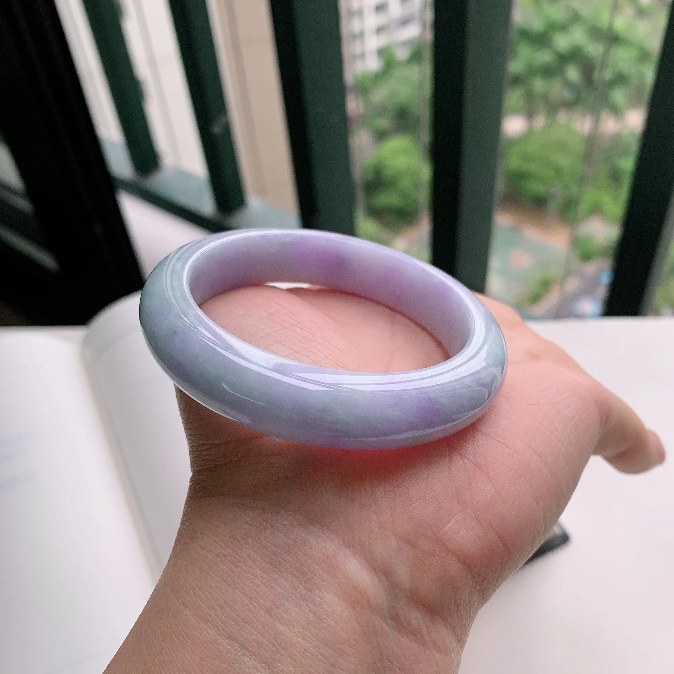 正圈54圈口，天然A货翡翠冰糯种水润飘绿玉手镯，水润秀丽，飘花灵动，种水十足，视觉甜美可人，恰到好处的美，十分高雅耐看，条形优美，上手优雅大方。59.31