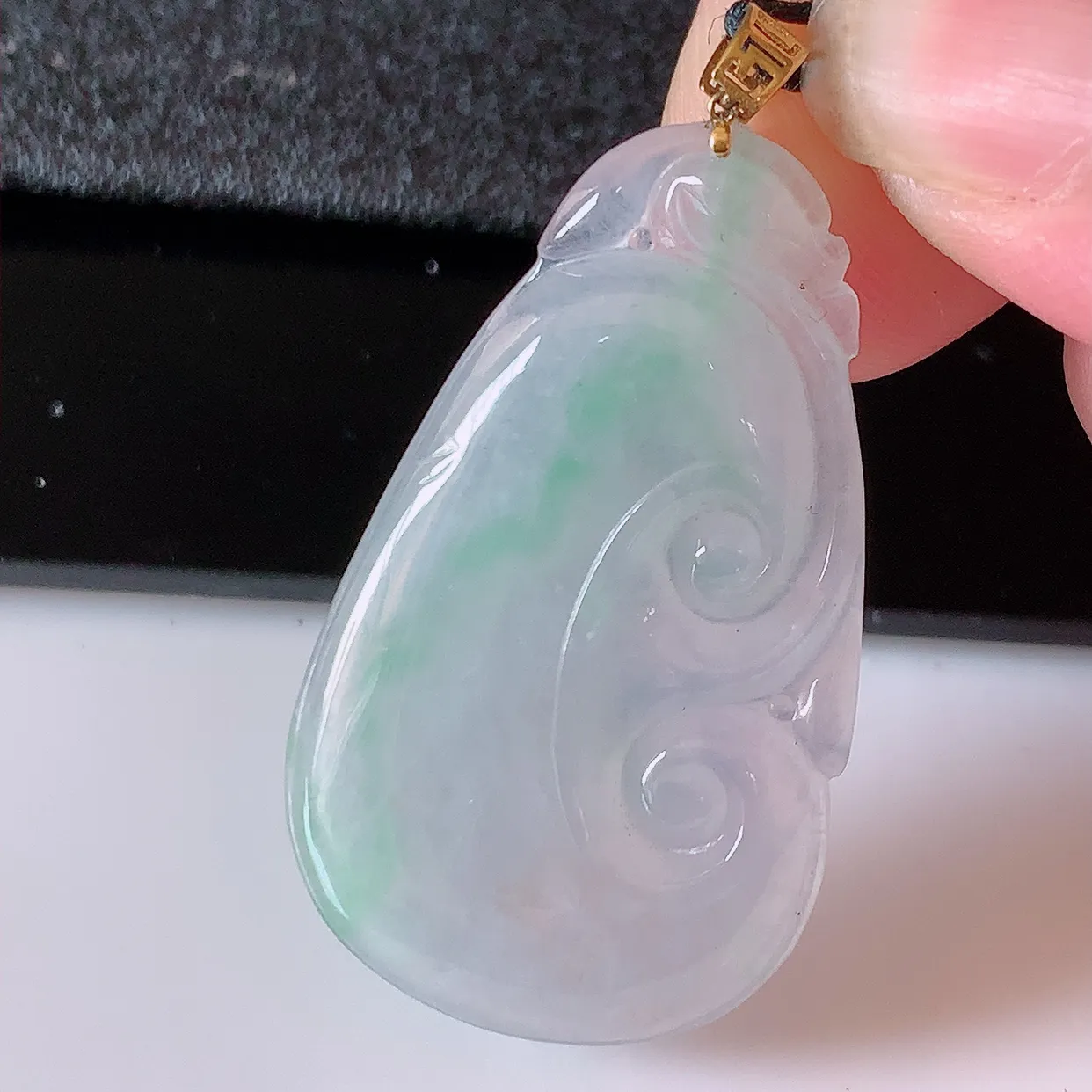 18K金镶嵌冰种飘绿翡翠如意吊坠，简单的镶嵌设计、让玉坠百搭又精致，寓意着吉祥，事事如意！#41.25整体42裸石37.5-22-4.5