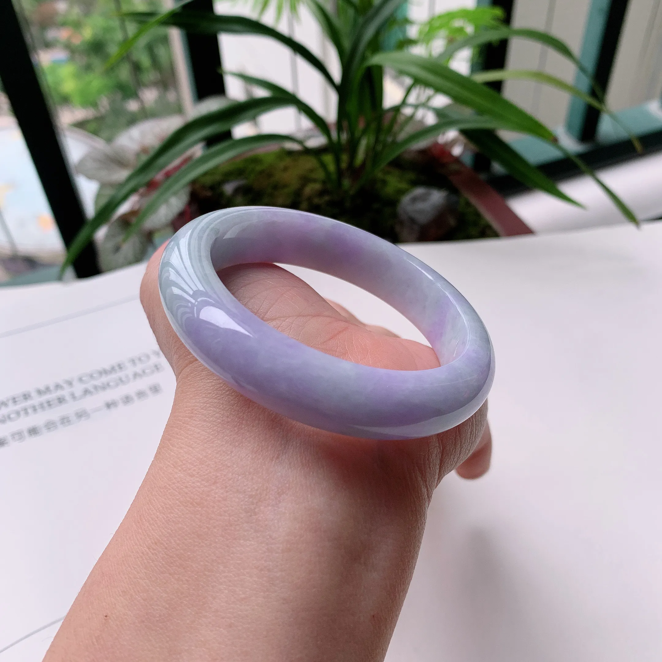 正圈55圈口，天然A货翡翠冰糯种水润飘绿玉手镯，水润秀丽，飘花灵动，种水十足，视觉甜美可人，恰到好