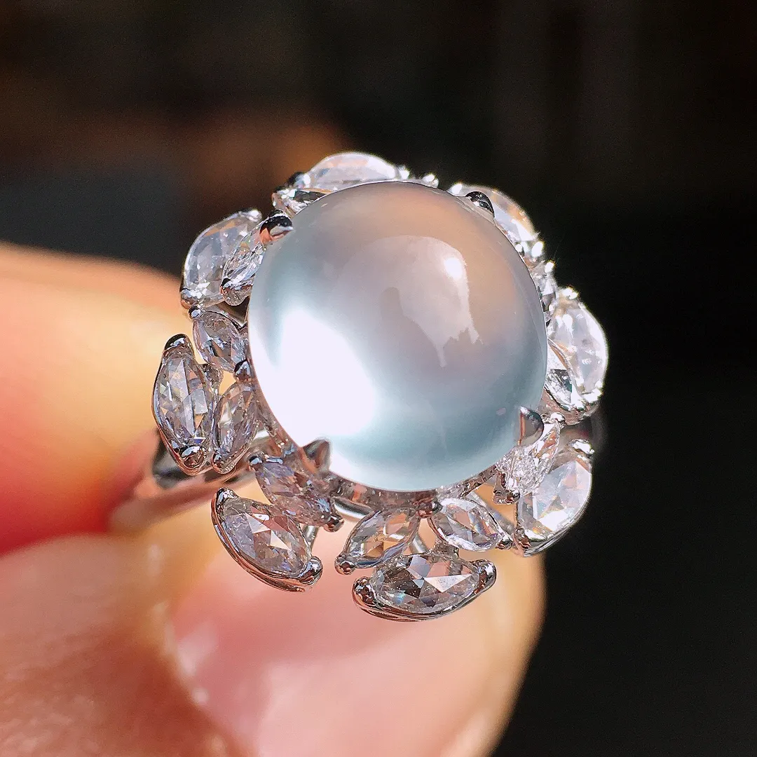 玻璃种蛋面戒指，玉质细腻，荧光感超
强，饱满圆润，尽显优雅气质，18k
金豪华镶嵌