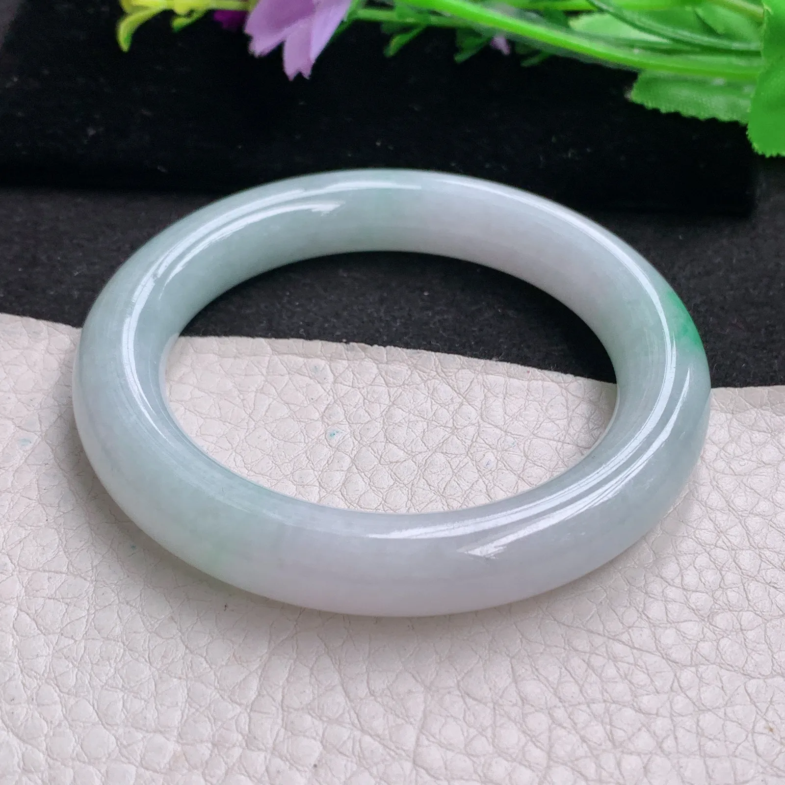 ll实拍54*10.8*10.5缅甸翡翠手镯飘绿圆条玉镯子福镯子白底青镯子