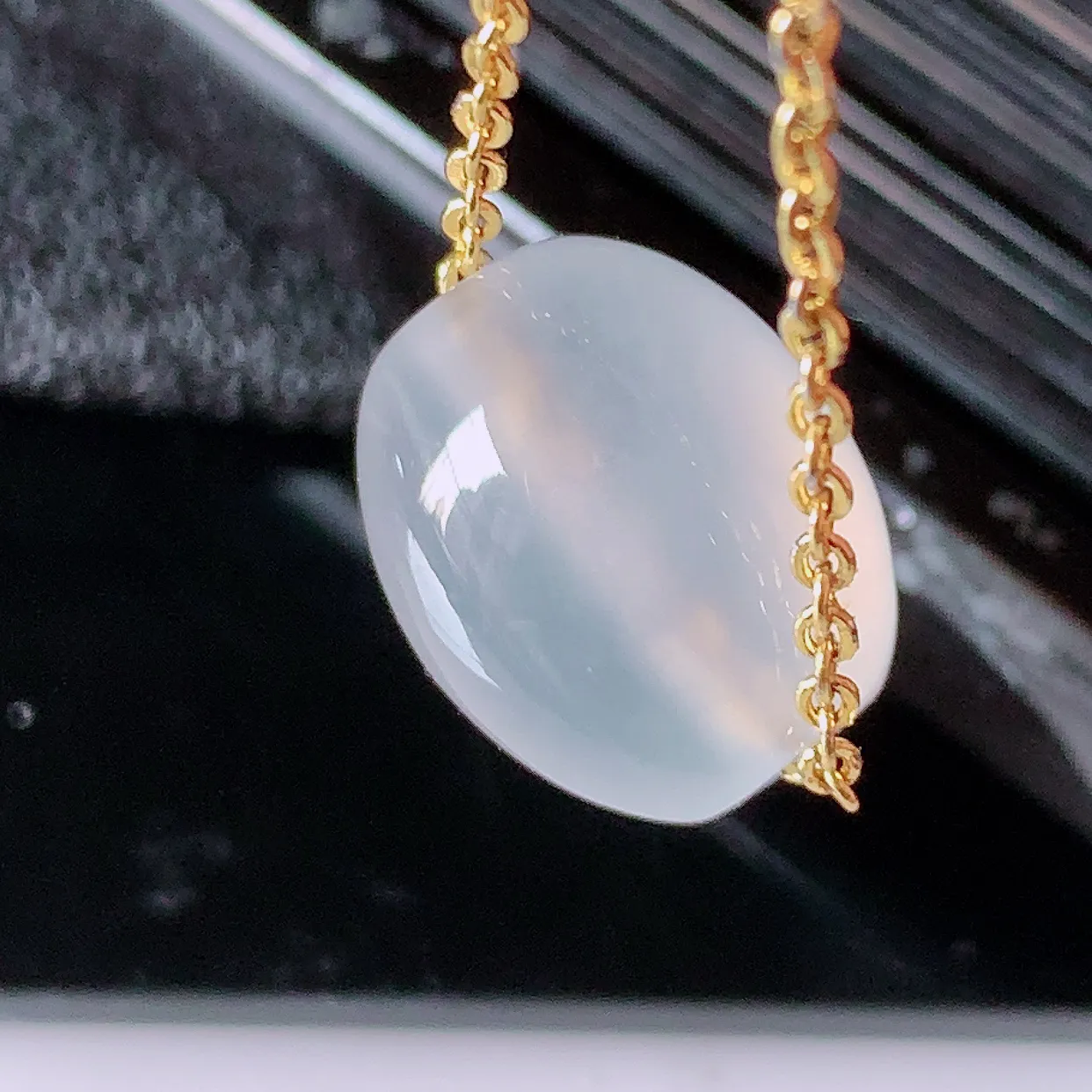 自然光实拍，冰种翡翠路路通吊坠，寓意好运连连，路路畅通，经典款式，财运滚滚，路路通，佩戴效果更好！配图银链子#94.25