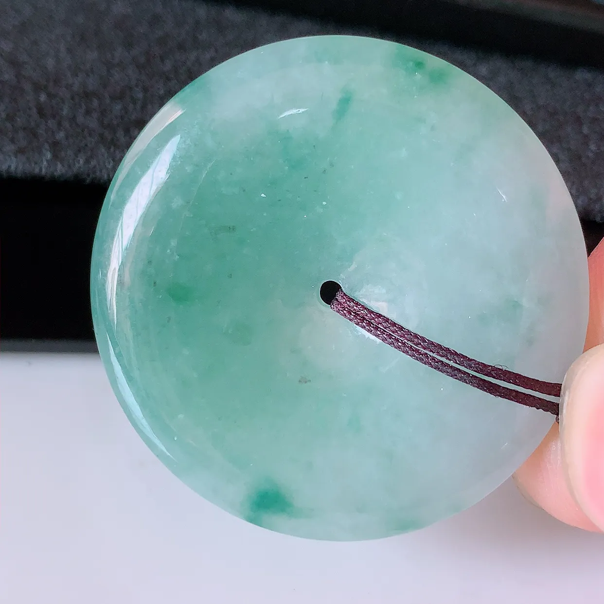 自然光实拍，冰润飘花翡翠平安扣吊坠，翠色灵动，佩戴效果时尚出众，尽显气质，玉质细腻，美感十足。#05.25