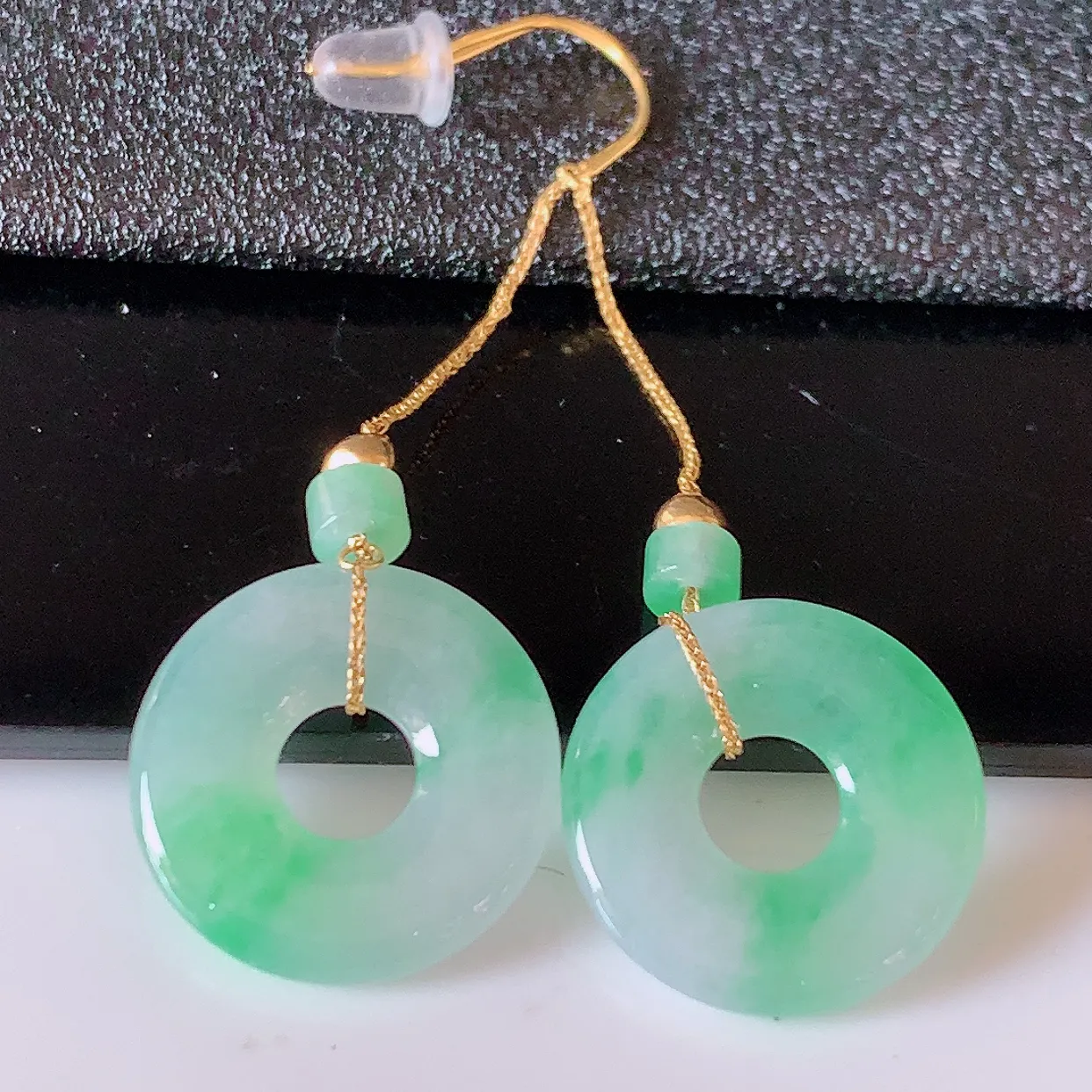 18k金镶嵌冰种飘绿翡翠平安扣耳坠，沁人心脾，耳坠佩戴效果大气出众，尽显气质。种水好，胶感足，颜相当