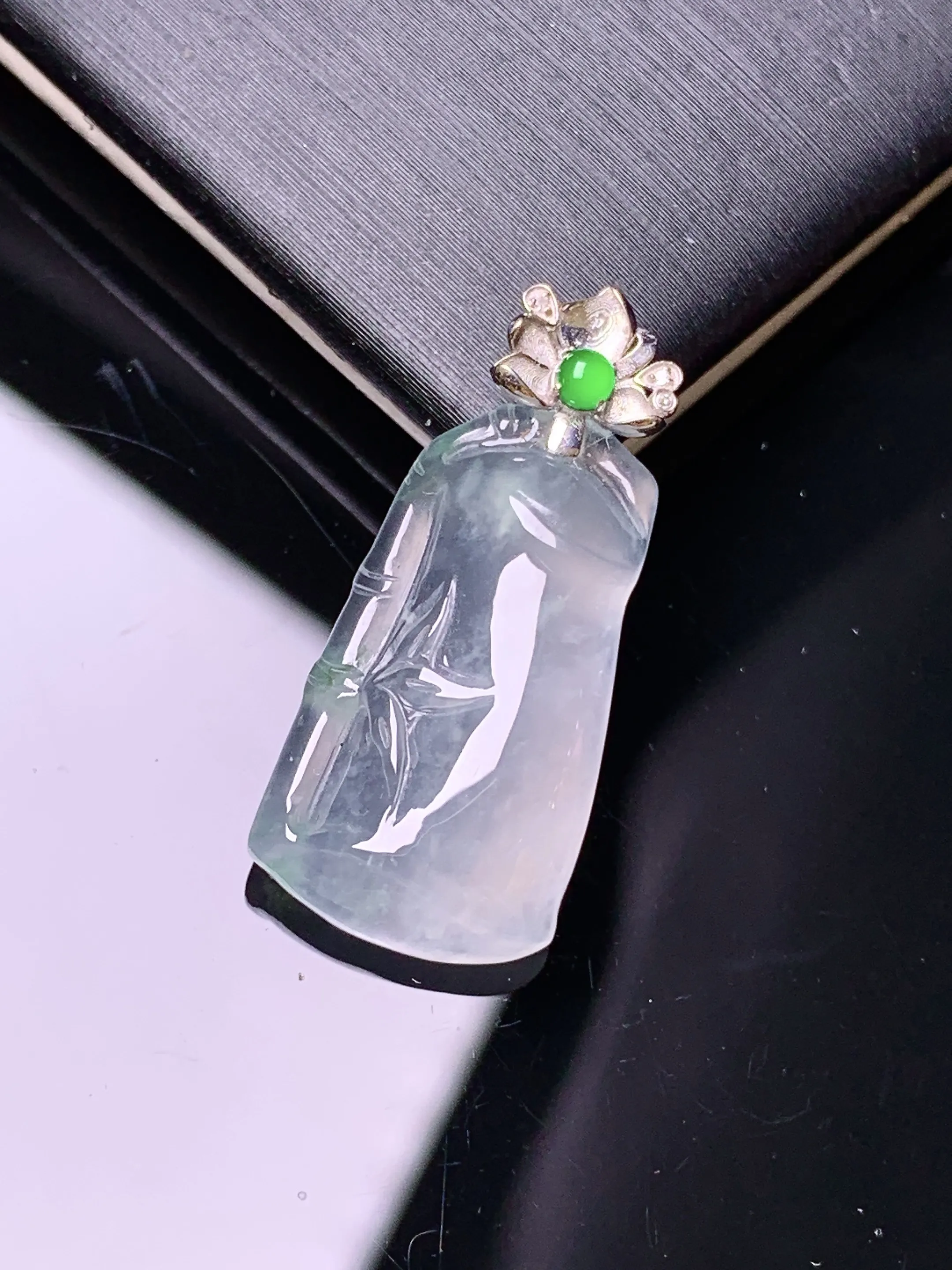 18k金钻镶嵌冰种节节高吊坠 玉质细腻 色泽清新艳丽 整体尺寸26.5*12*5