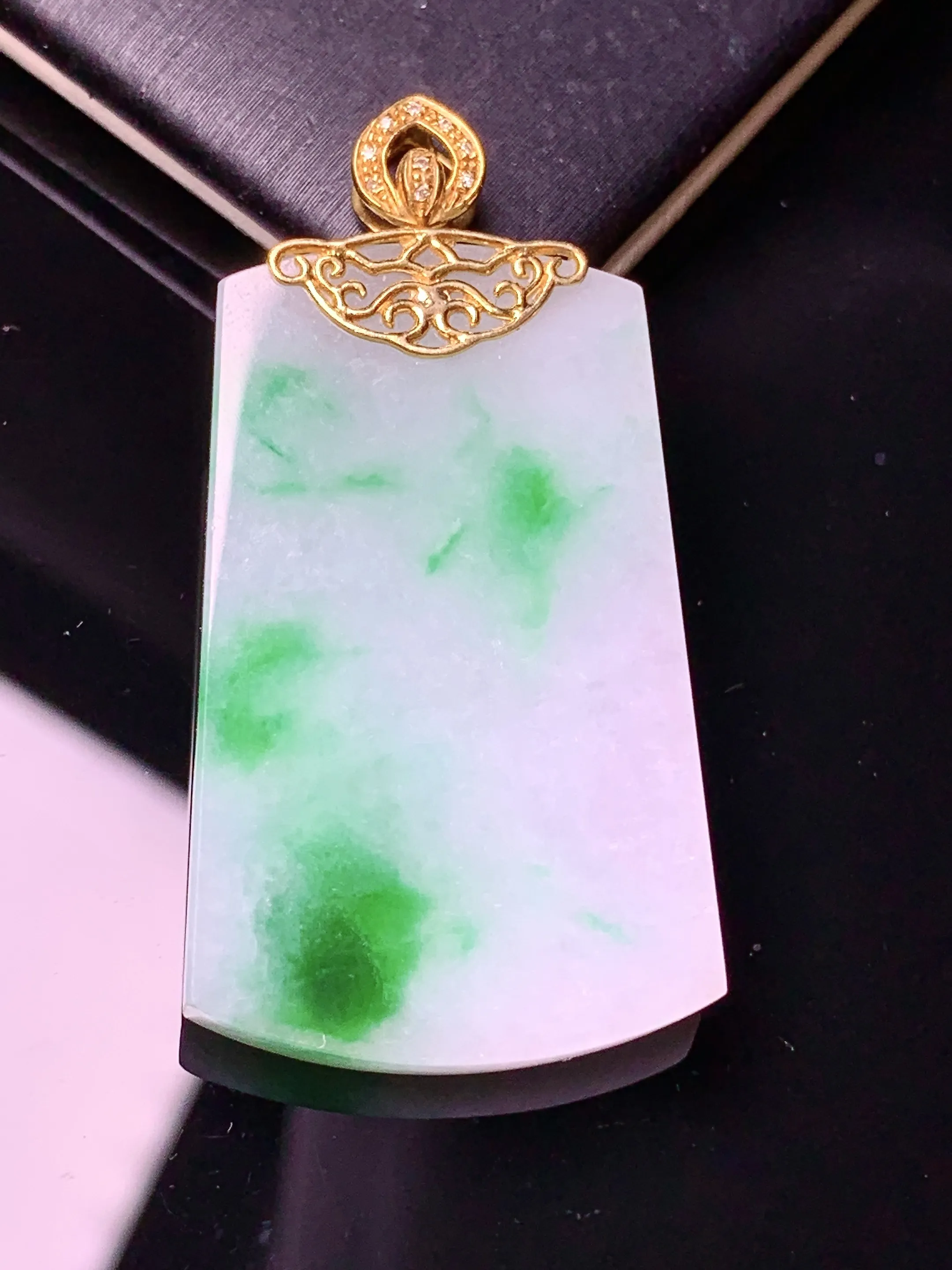 18k金钻镶嵌飘绿无事牌吊坠 玉质细腻 色泽清新艳丽 整体尺寸41.5*21.3*3.7