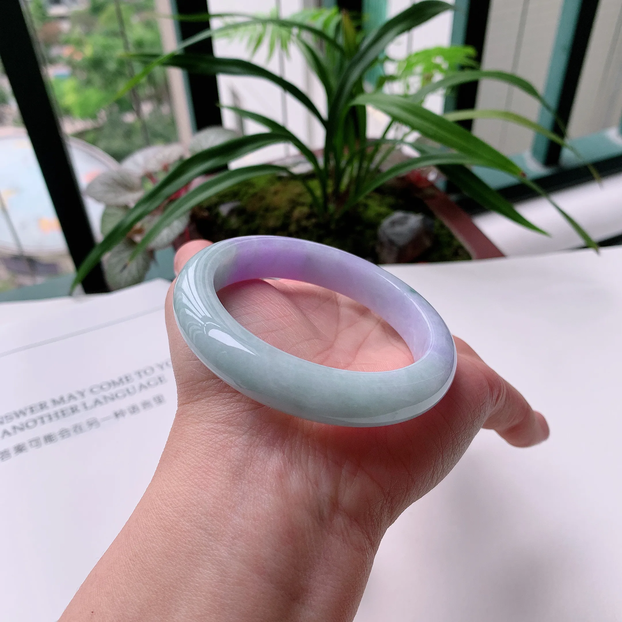 正圈55圈口，天然A货翡翠冰糯种水润飘绿玉手镯，水润秀丽，飘花灵动，种水十足，视觉甜美可人，恰到好处的美，十分高雅耐看，条形优美，上手优雅大方。57.45