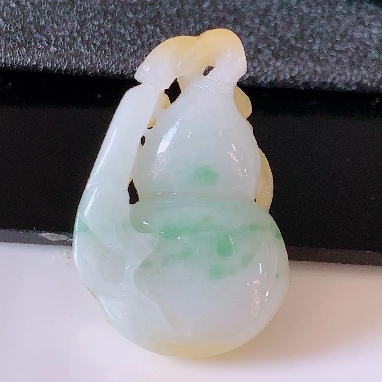 自然光实拍，冰润黄加绿翡翠葫芦吊坠，葫芦寓意福禄双全，财源滚滚，饱满，清新脱俗，佩戴效果优雅迷人！#60.25