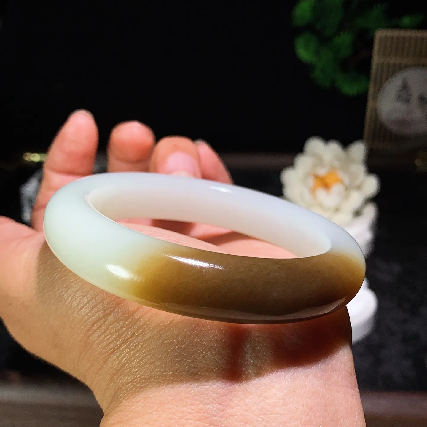 56圈口 新疆和田玉羊脂白且末糖手镯 且末糖半山半水手镯 56圈口条宽13厚10重63克。玉质细腻油润。手推出油。佩戴高端典雅。lt260129