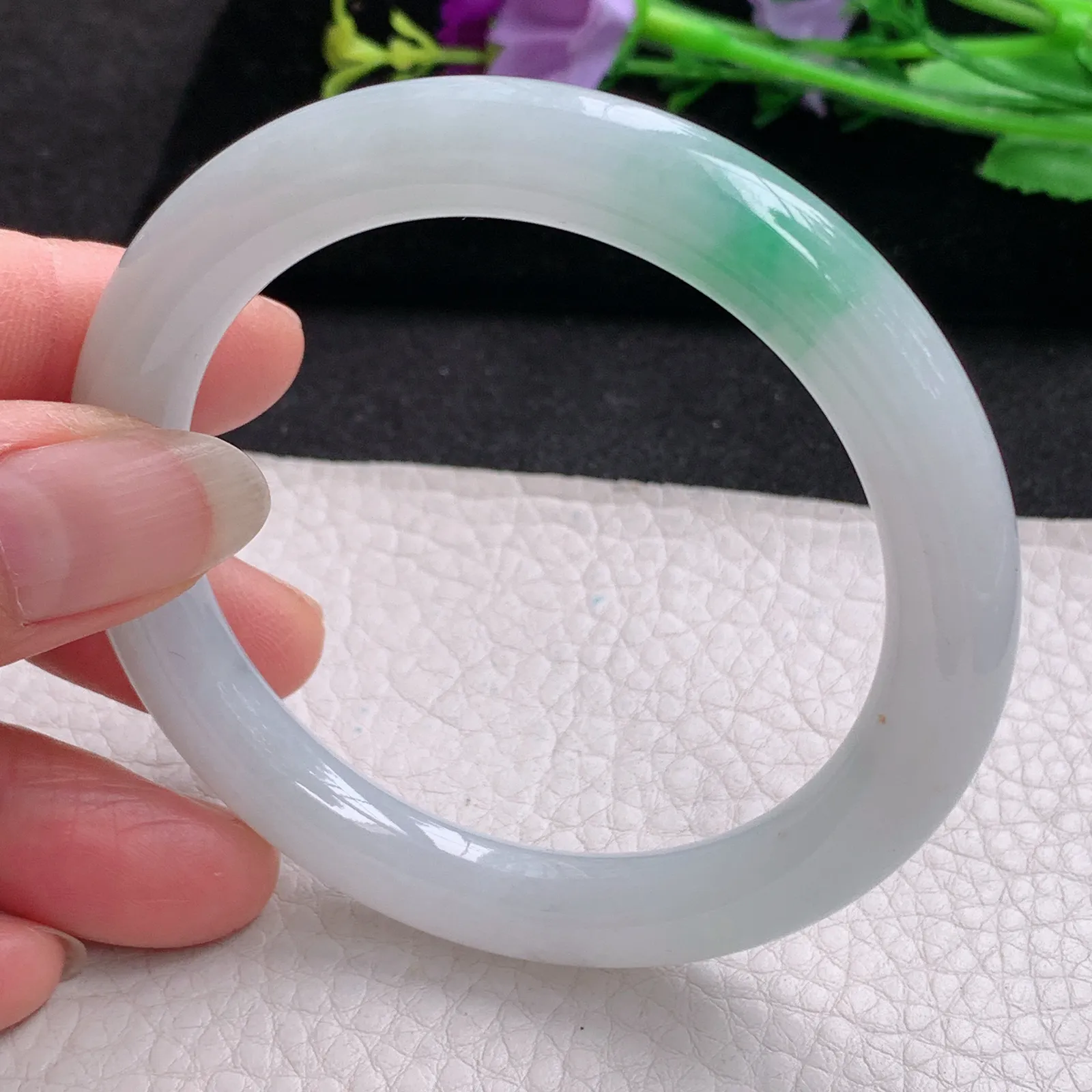 Hf实拍55.5*9.3缅甸翡翠手镯飘绿圆条玉镯子 秀气精美福镯