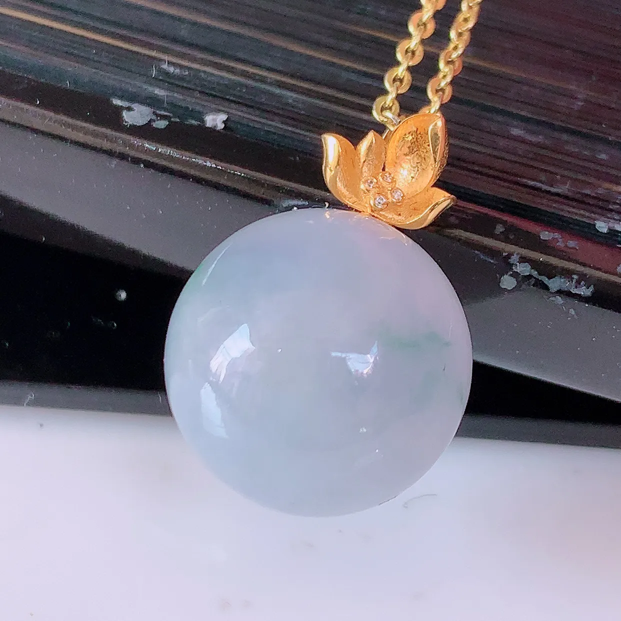 18K金镶嵌紫罗兰飘花翡翠转运珠吊坠，寓意“时来运转，财源滚滚” 寓意佳，荧光灼灼，转运珠佩戴时尚优雅！#1.25