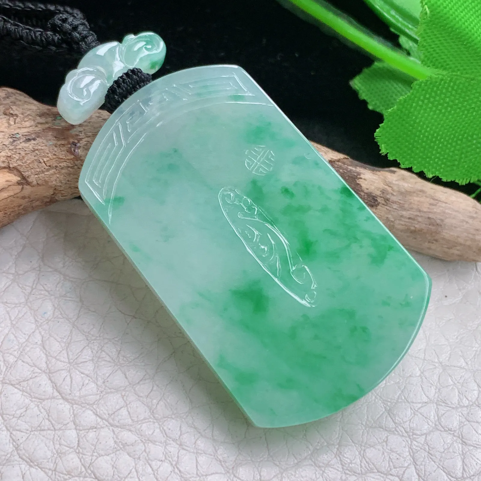 qxm实拍46*28*5.6缅甸翡翠精雕冰飘绿花平安无事牌玉吊坠 玉挂件