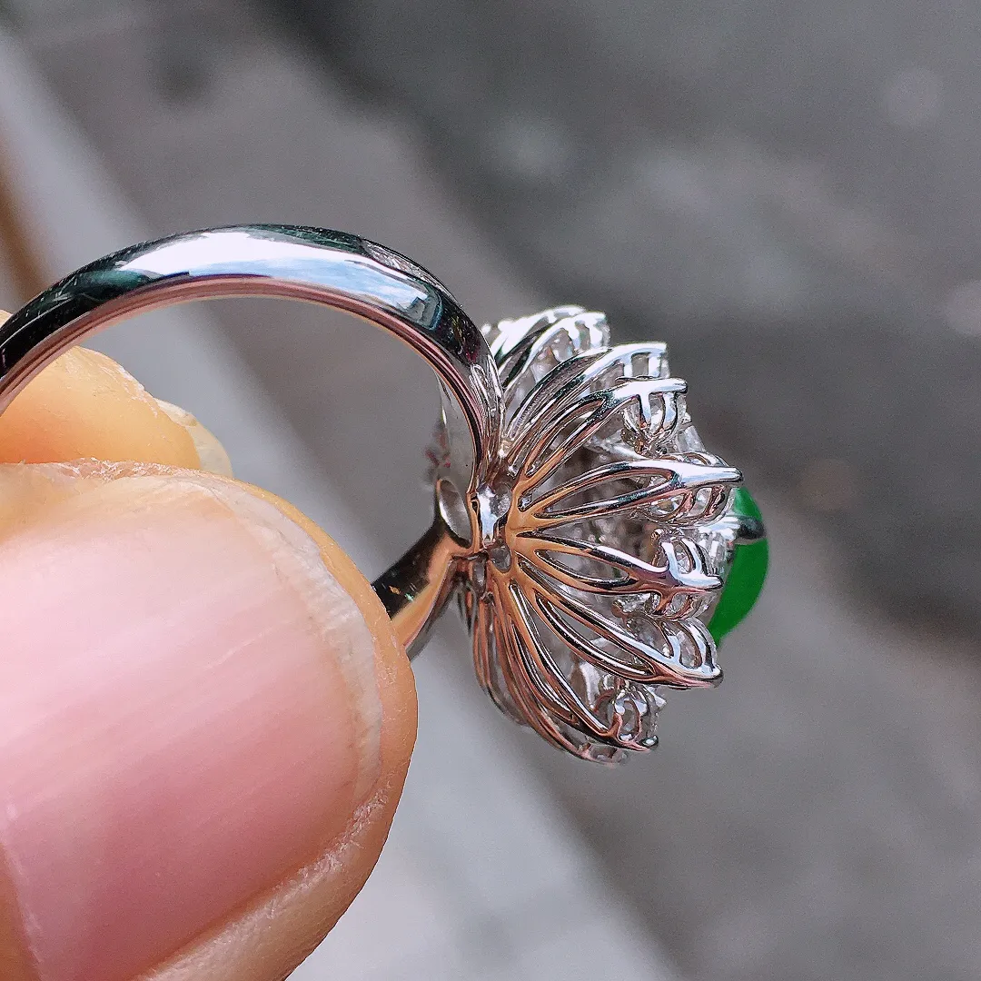 阳绿葫芦戒指，色泽均匀艳丽，玉质细腻，荧光感超
强，饱满圆润，尽显优雅气质，18k
金豪华镶嵌