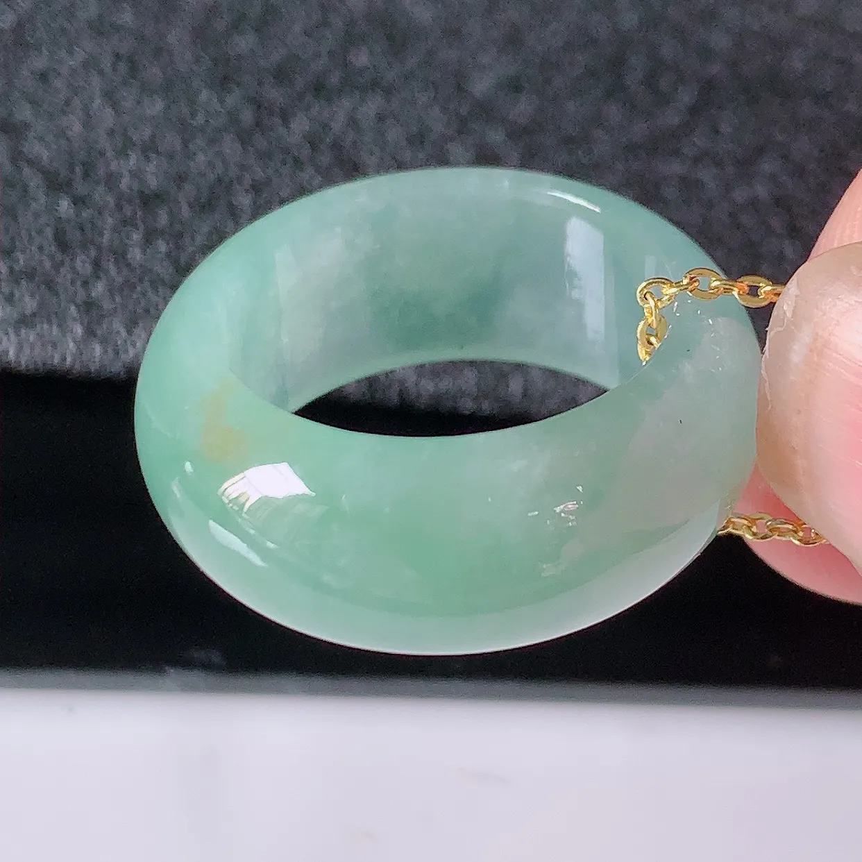 自然光实拍，冰种黄加绿翡翠指环，18.5mm内径翡翠扳指，冰润指环，玉扳指，戒指，财源滚滚，玉质细腻起胶，18圈口，种水好！#89.25尺寸18.5*9.6*3.9