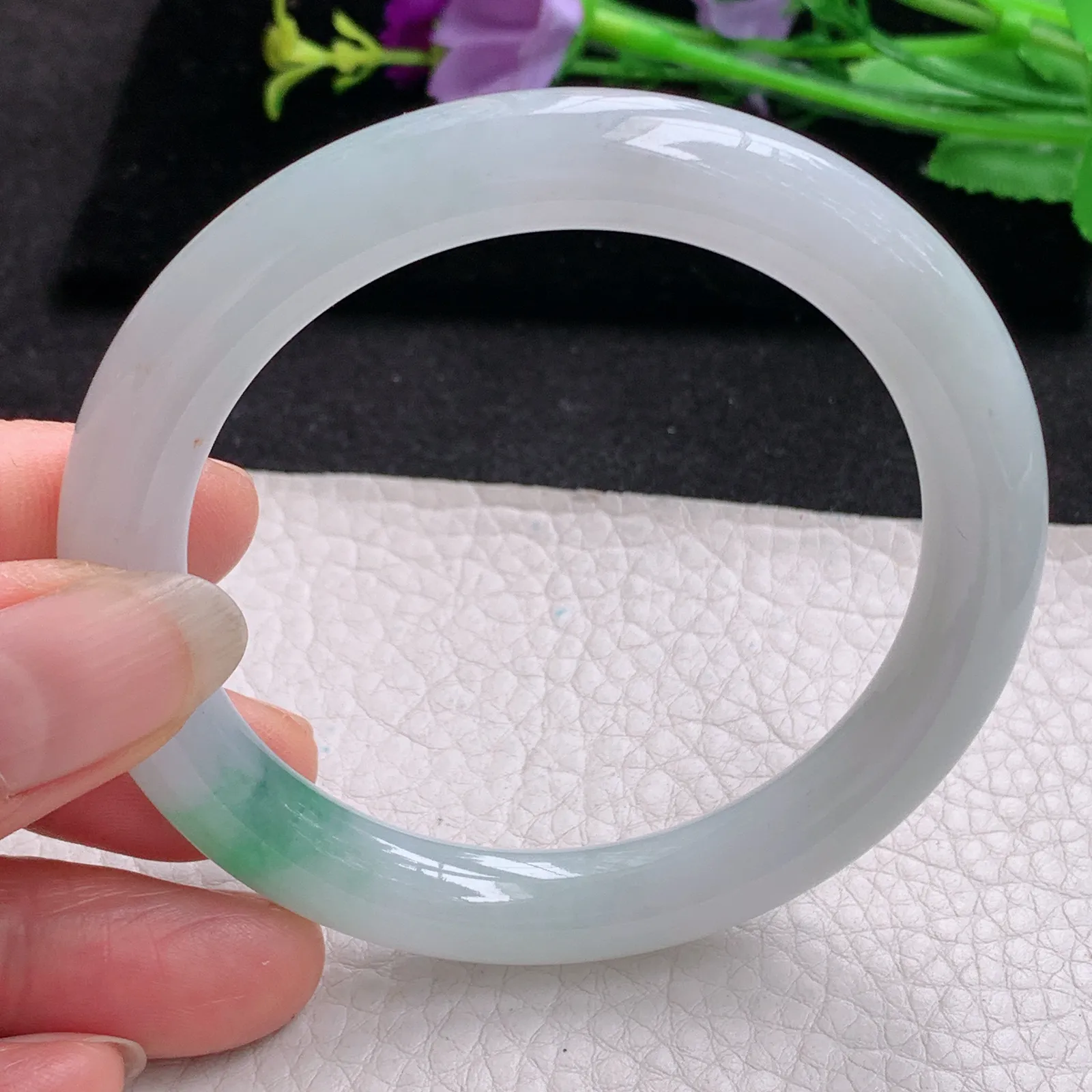 Hf实拍55.5*9.3缅甸翡翠手镯飘绿圆条玉镯子 秀气精美福镯