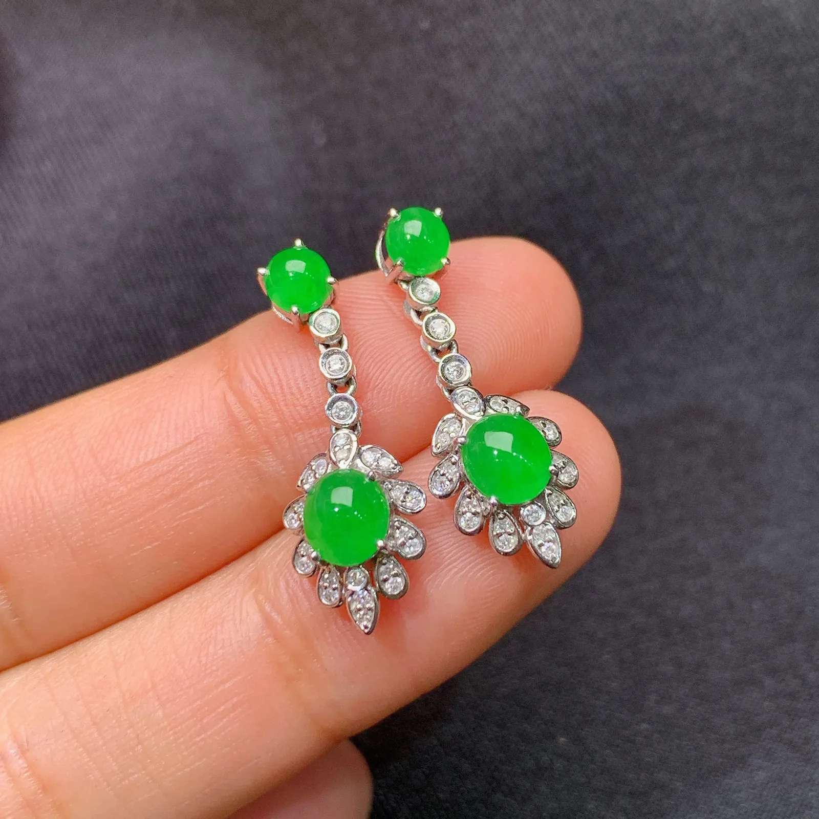 阳绿蛋面耳坠，18k金镶嵌，款式新颖，冰润色阳，种水足，Lp 尺寸5.3*4.7*2.2