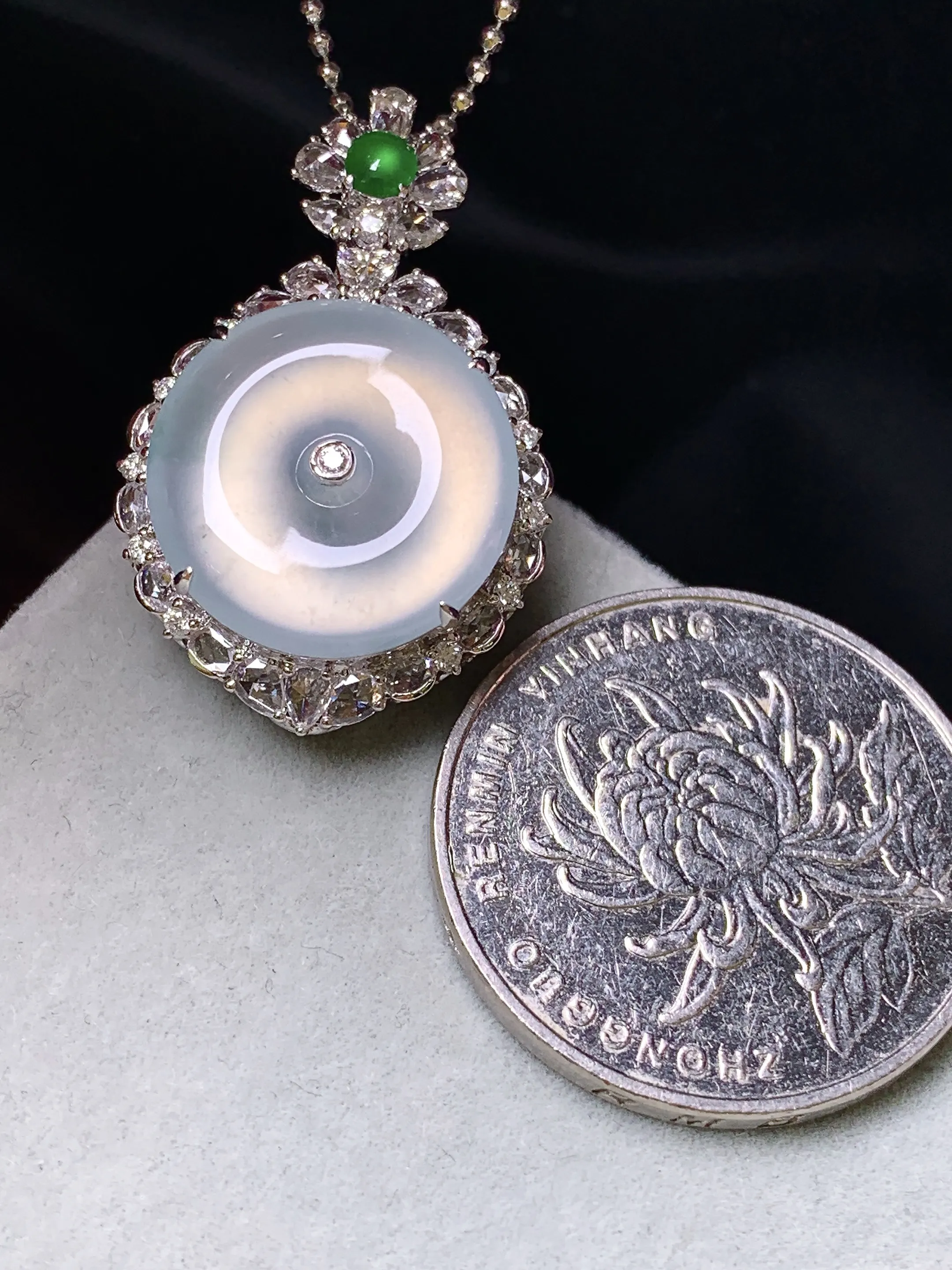 18k金钻镶嵌玻璃种平安扣吊坠 玉质细腻 色泽清新艳丽 整体尺寸29.7*19*9.7