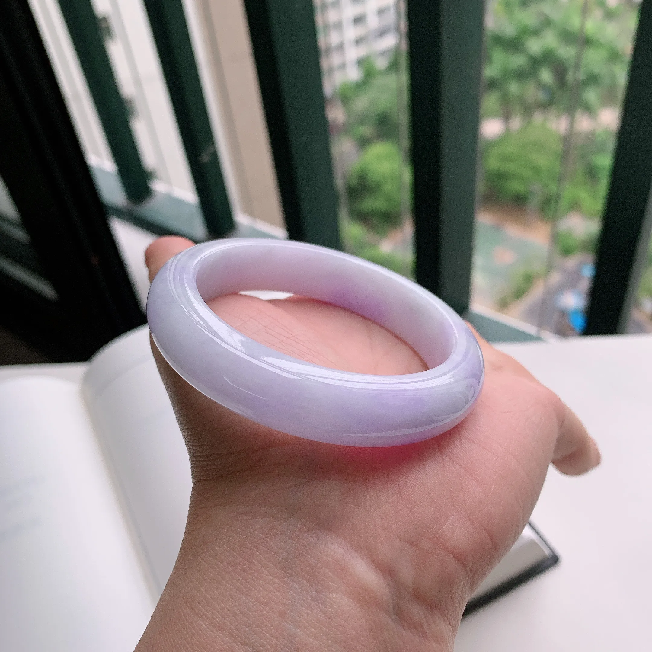 正圈55圈口，天然A货翡翠冰糯种水润飘绿玉手镯，水润秀丽，飘花灵动，种水十足，视觉甜美可人，恰到好处的美，十分高雅耐看，条形优美，上手优雅大方。61.63