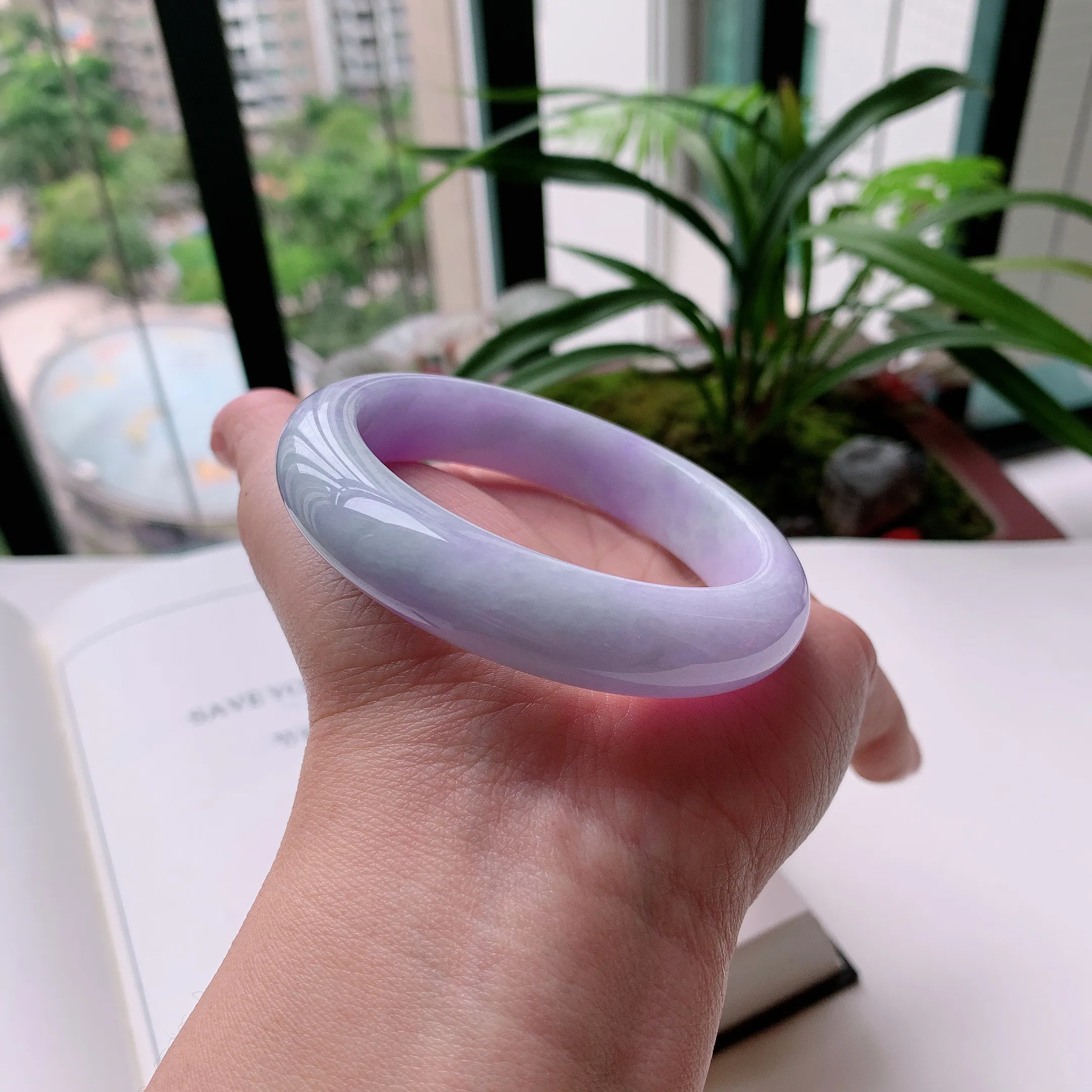 正圈55圈口，天然A货翡翠冰糯种水润飘绿玉手镯，水润秀丽，飘花灵动，种水十足，视觉甜美可人，恰到好处的美，十分高雅耐看，条形优美，上手优雅大方。60.59