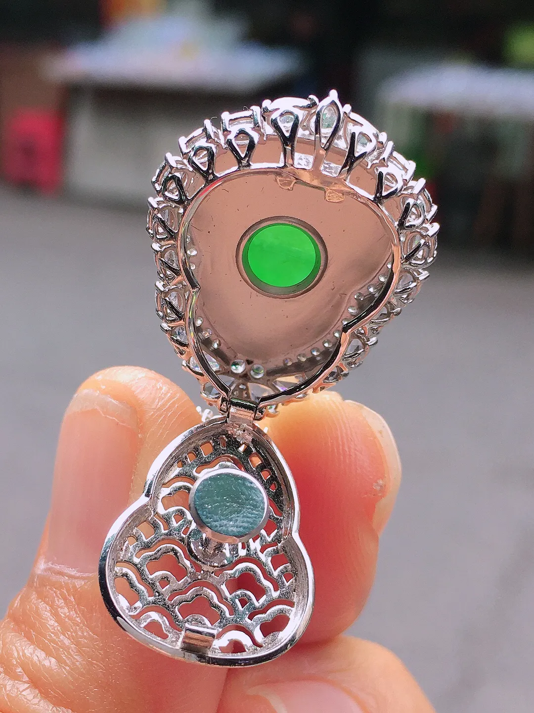 阳绿葫芦吊坠，色泽均匀艳丽，玉质细腻，荧光感超
强，饱满圆润，尽显优雅气质，18k
金豪华镶嵌