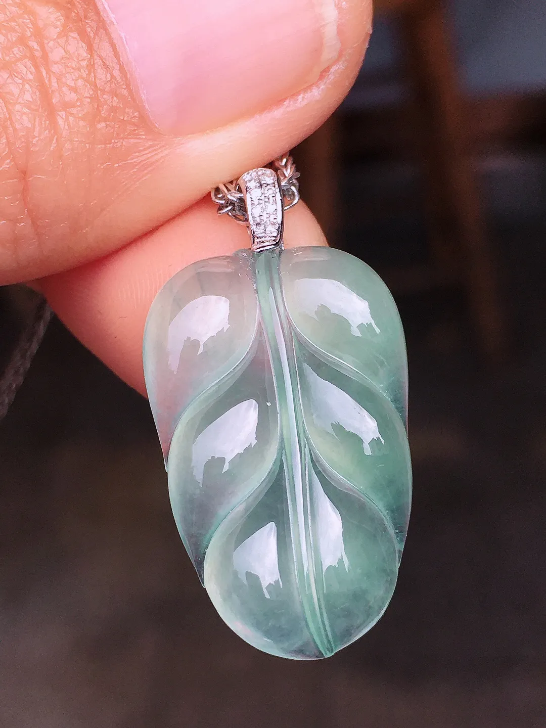 冰种玉叶吊坠，玉质细腻，荧光感超
强，饱满圆润，尽显优雅气质，18k
金豪华镶嵌