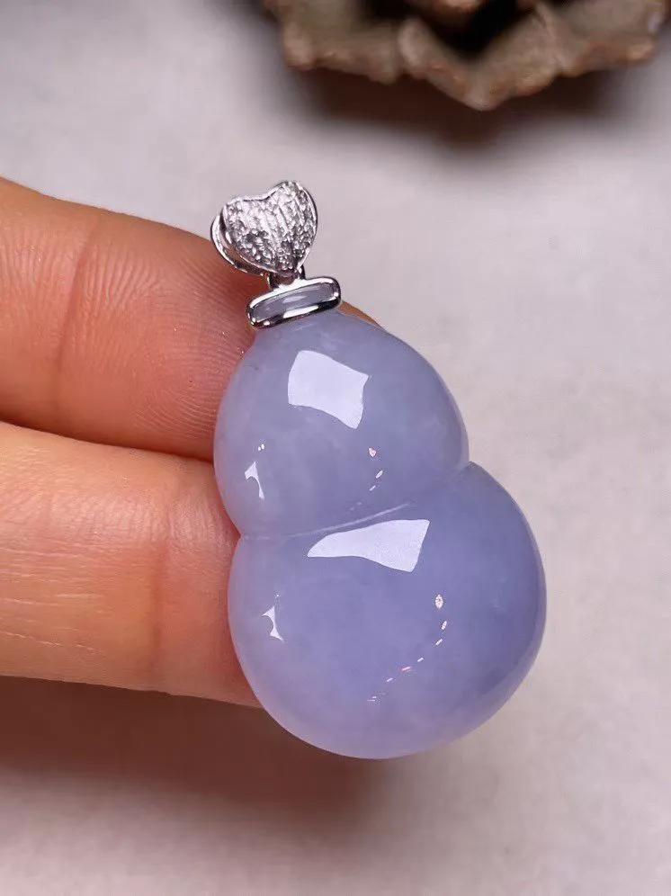 冰糯种紫罗兰葫芦吊坠、真金真钻镶嵌，种水好，玉质细腻 .裸石尺寸 29.3*28.5