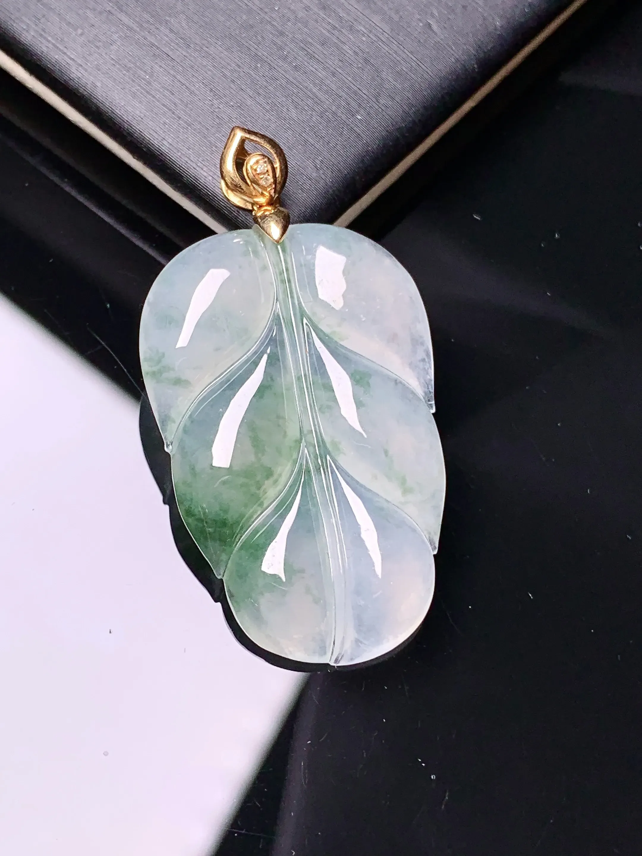 18k金镶嵌飘绿树叶吊坠 玉质细腻 色泽清新艳丽 整体尺寸38.5*20.5*4