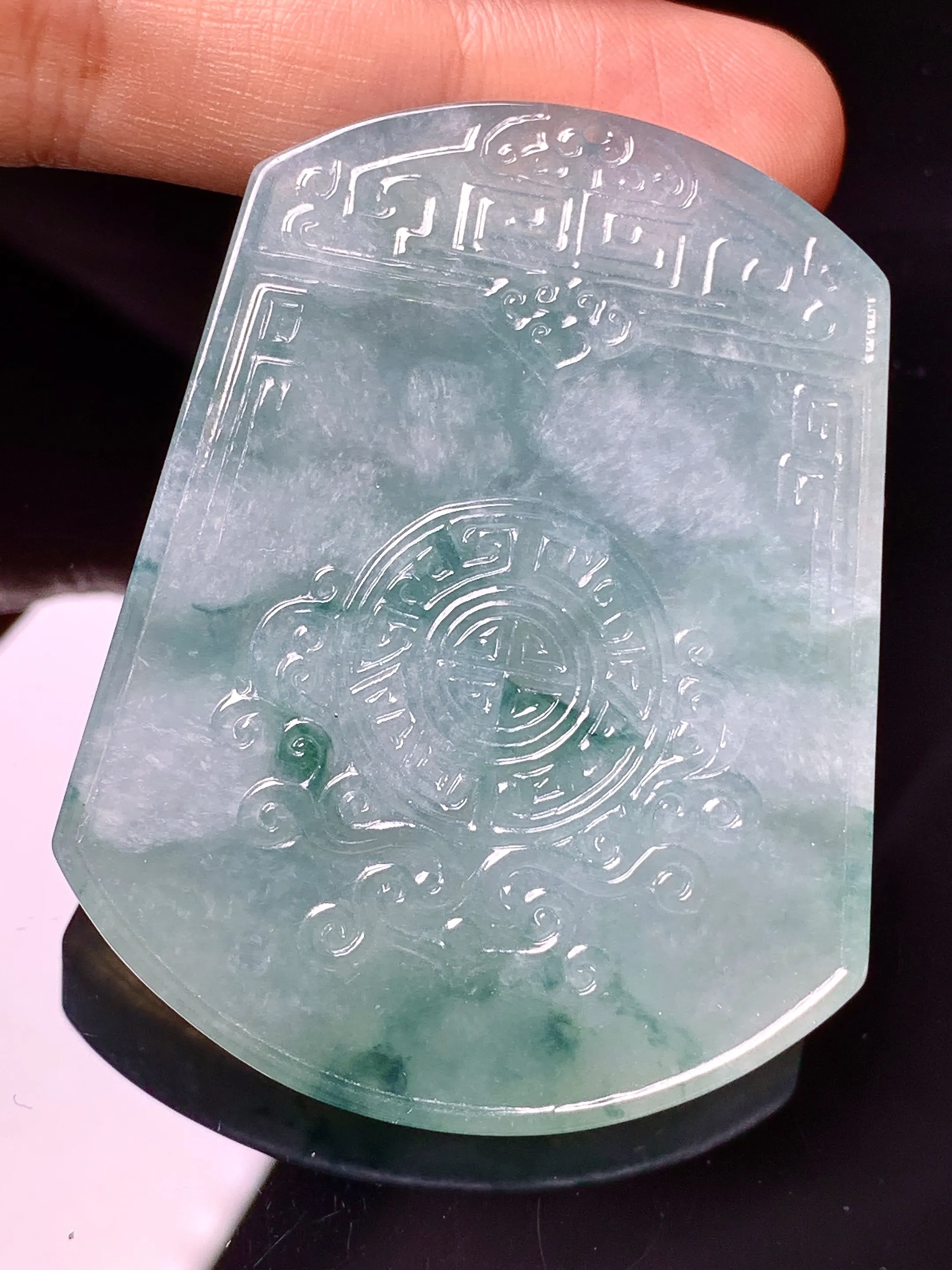 仿古飘花无事牌吊坠 玉质细腻 色泽清新艳丽 整体尺寸54.2*43*5.8