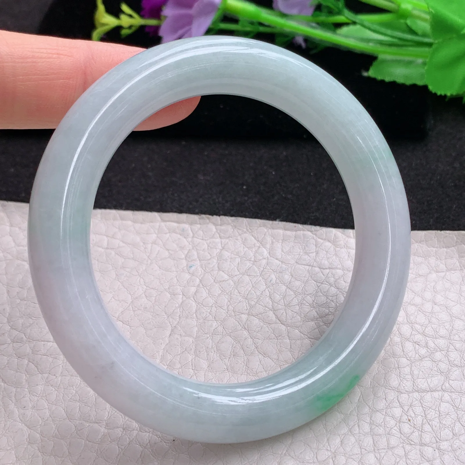 ll实拍54*10.8*10.5缅甸翡翠手镯飘绿圆条玉镯子福镯子白底青镯子