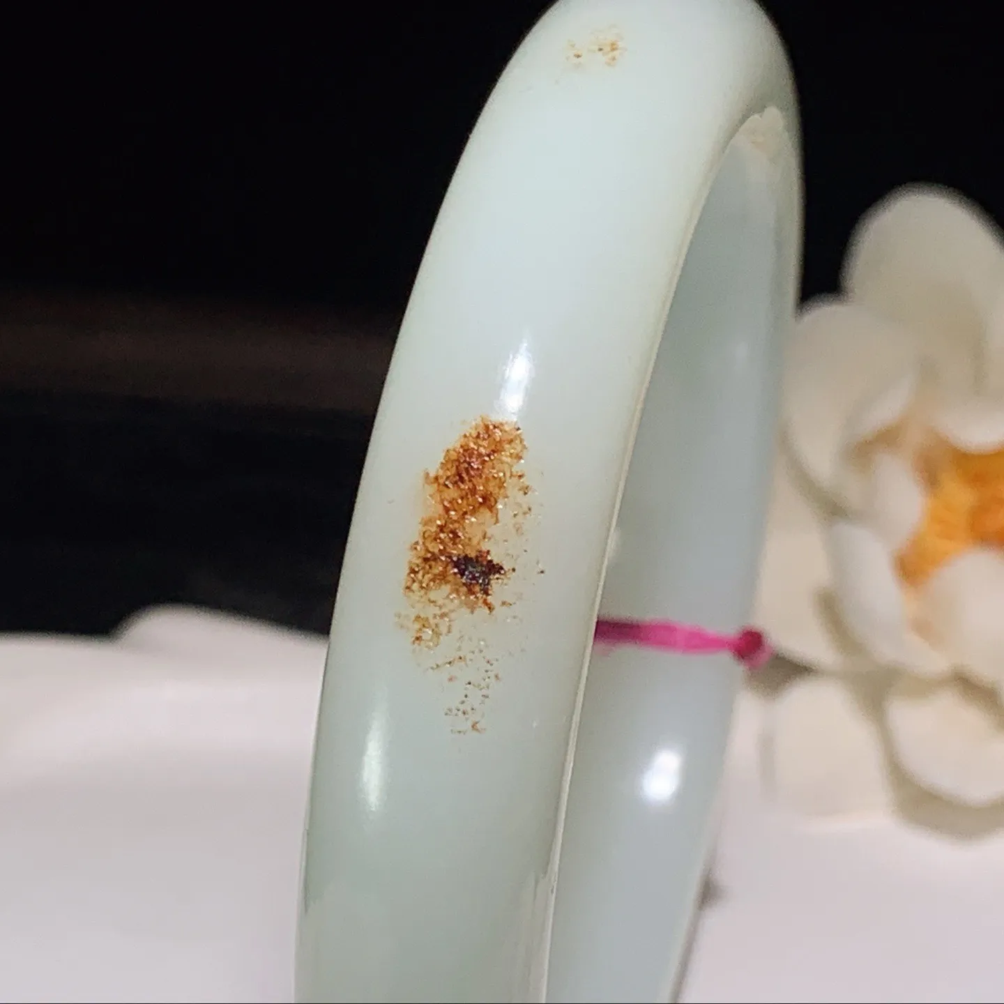 58圈口 新疆和田玉白玉手镯 58圈口条宽12厚10重66.5克。玉质细腻油润。手推出油。佩戴高端典