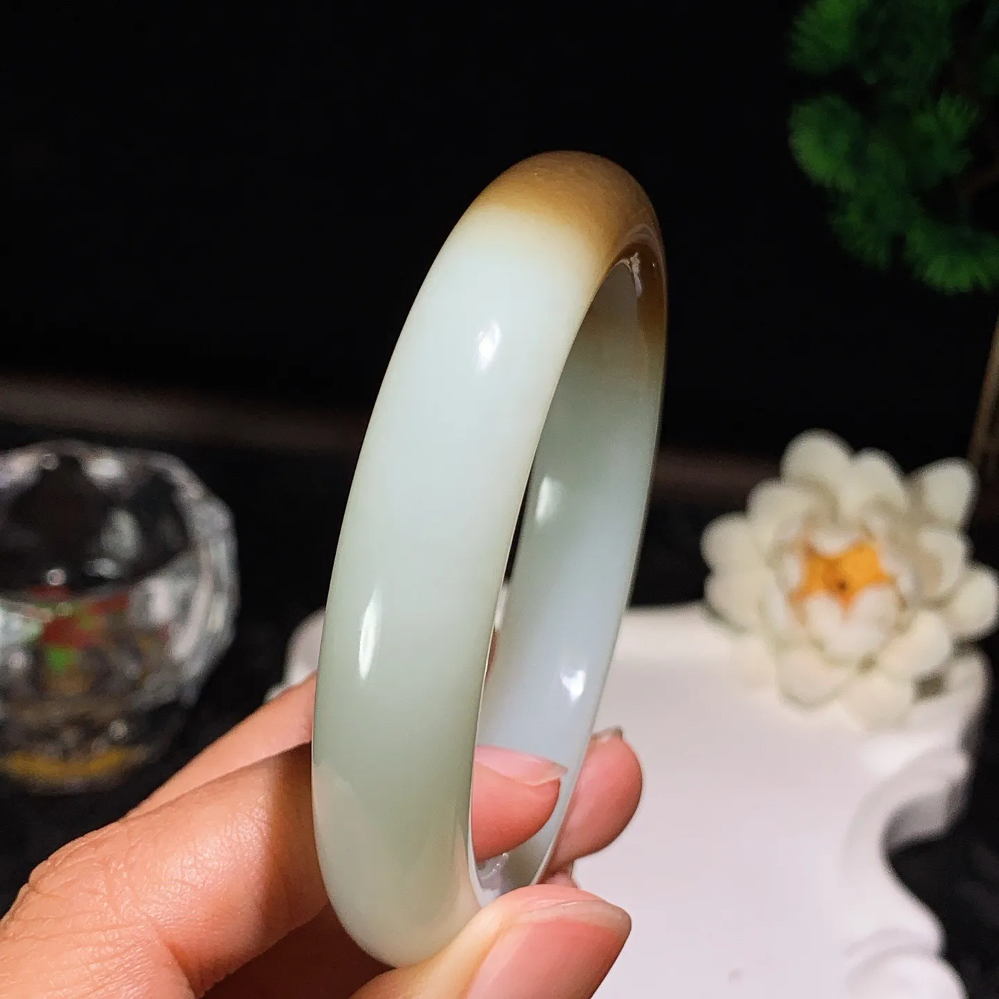 56圈口 新疆和田玉羊脂白且末糖手镯 且末糖半山半水手镯 56圈口条宽13厚10重63克。玉质细腻油润。手推出油。佩戴高端典雅。lt260129