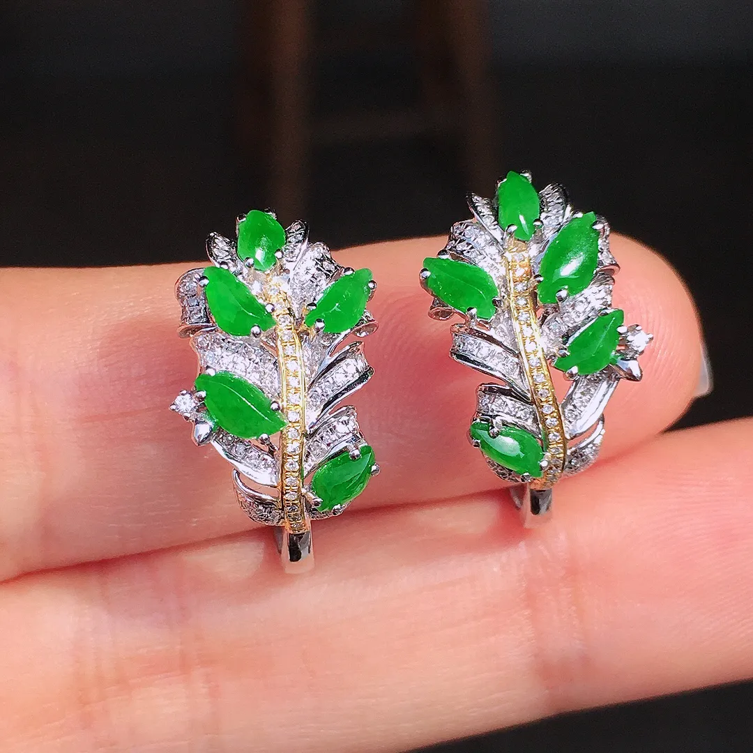 阳绿随形耳钉，色泽均匀艳丽，玉质细腻，荧光感超
强，饱满圆润，尽显优雅气质，18k
金豪华镶嵌