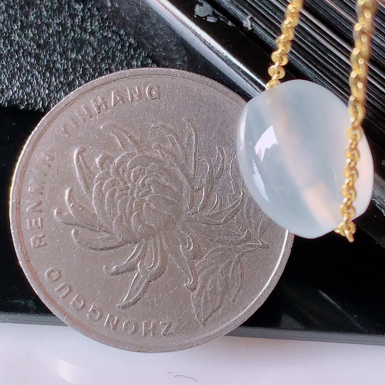 自然光实拍，冰种翡翠路路通吊坠，寓意好运连连，路路畅通，经典款式，财运滚滚，路路通，佩戴效果更好！配图银链子#94.25