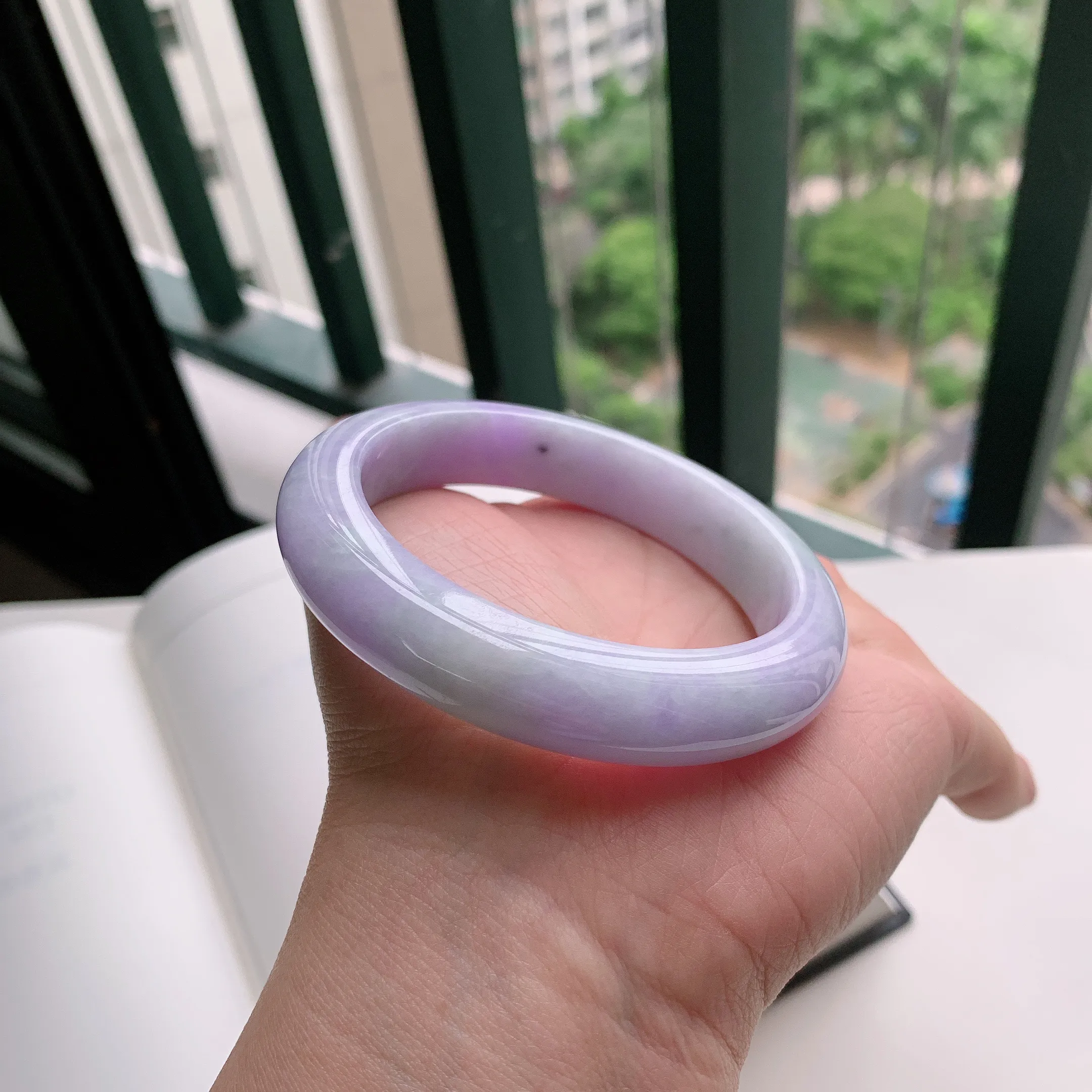 正圈57圈口，天然A货翡翠冰糯种水润飘绿玉手镯，水润秀丽，飘花灵动，种水十足，视觉甜美可人，恰到好处的美，十分高雅耐看，条形优美，上手优雅大方。65.35