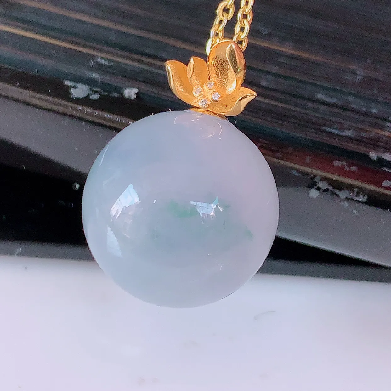 18K金镶嵌紫罗兰飘花翡翠转运珠吊坠，寓意“时来运转，财源滚滚” 寓意佳，荧光灼灼，转运珠佩戴时尚优雅！#1.25