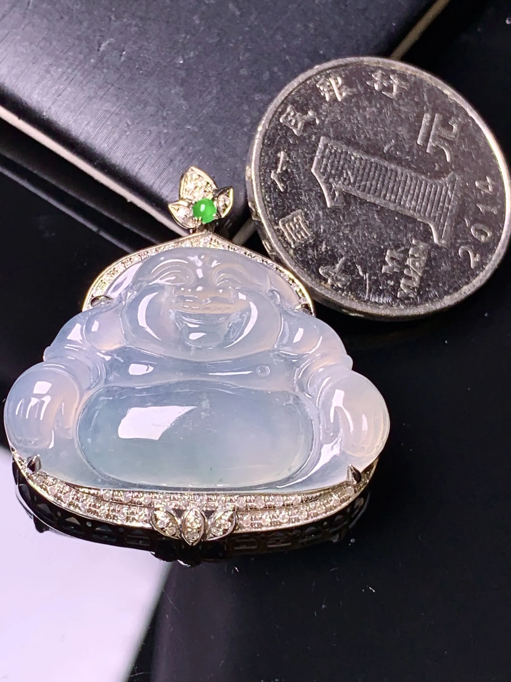 18k金钻镶嵌冰种佛公吊坠 玉质细腻 色泽清新艳丽 整体尺寸33*31*8.2