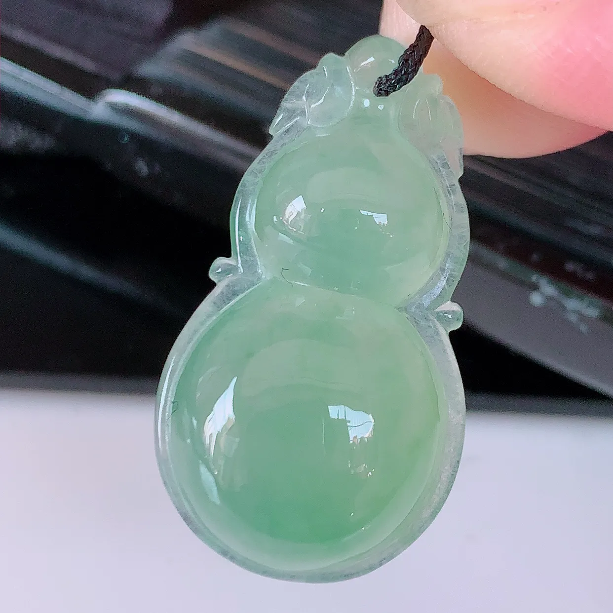 自然光实拍，冰种满绿翡翠葫芦吊坠，寓意福禄双全，财源滚滚，清新脱俗，佩戴效果优雅迷人！#57.25