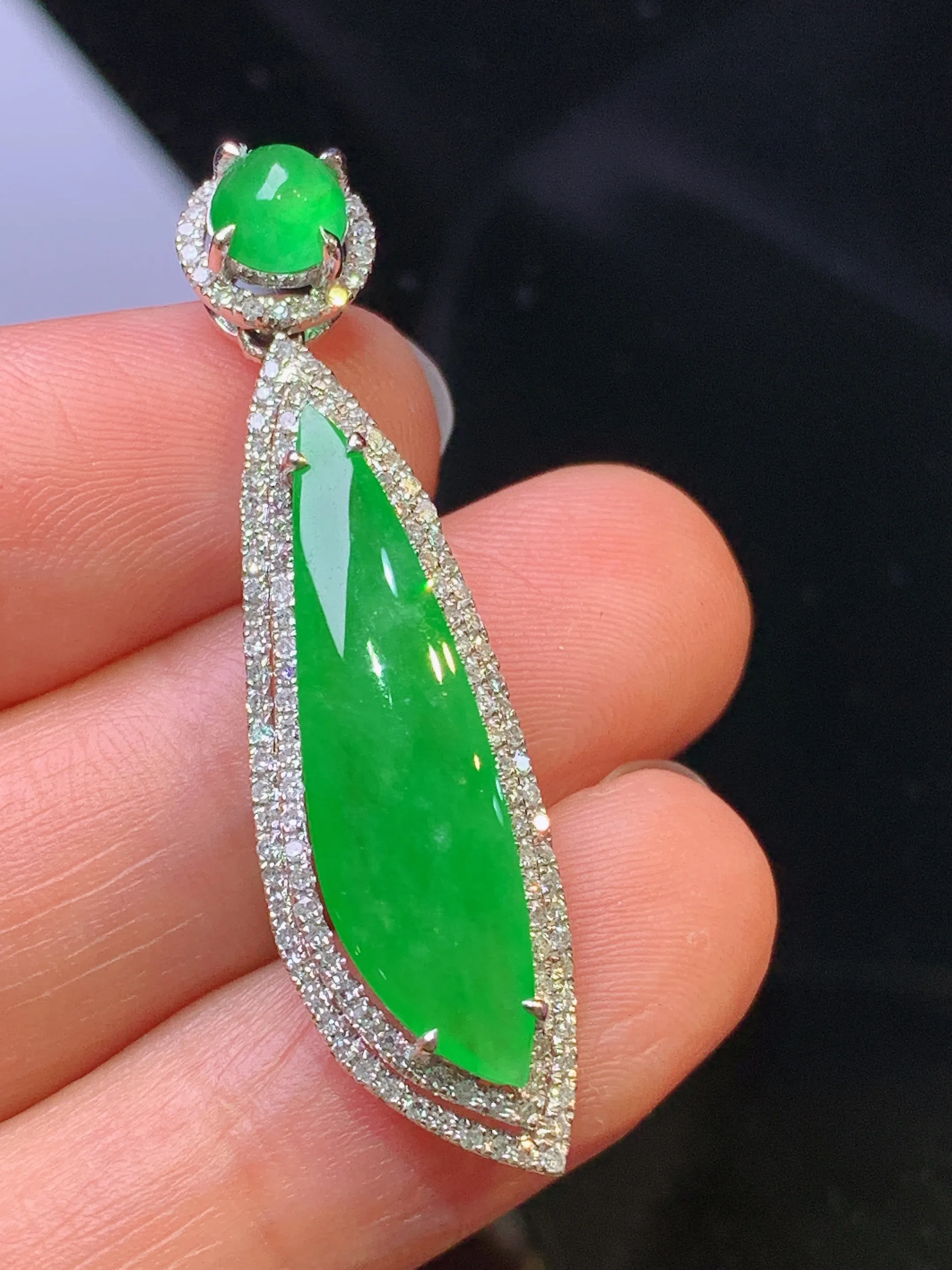 18k金钻镶嵌满绿随形吊坠 玉质细腻 色泽清新艳丽 整体尺寸41.2*11*8