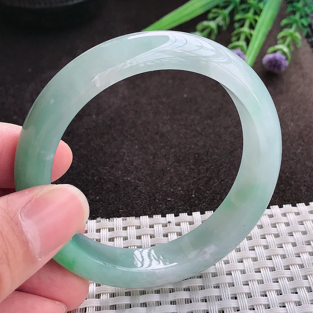 实拍A货翡翠55/12.6/8.3老坑冰胶水灵飘阳绿手镯翡翠玉镯子平安镯