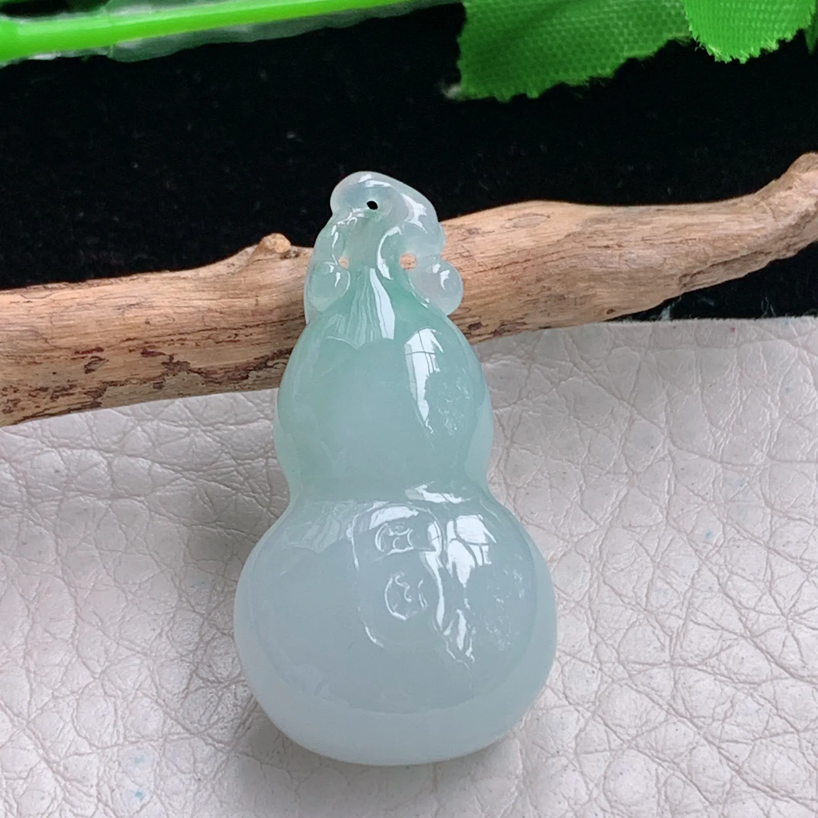 lz实拍36.8*19.8*12.5缅甸翡翠精雕冰飘花饱满葫芦吊坠 玉挂坠