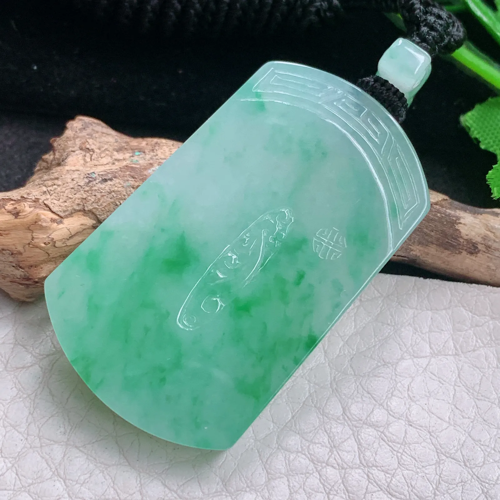 qxm实拍46*28*5.6缅甸翡翠精雕冰飘绿花平安无事牌玉吊坠 玉挂件