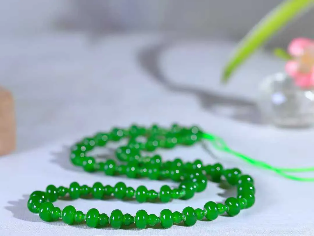 【福禄.挂链】

精品和田玉碧玉葫芦挂链，玉质细腻油润，造型饱满圆润，手感上佳。精工雕刻，葫芦取其