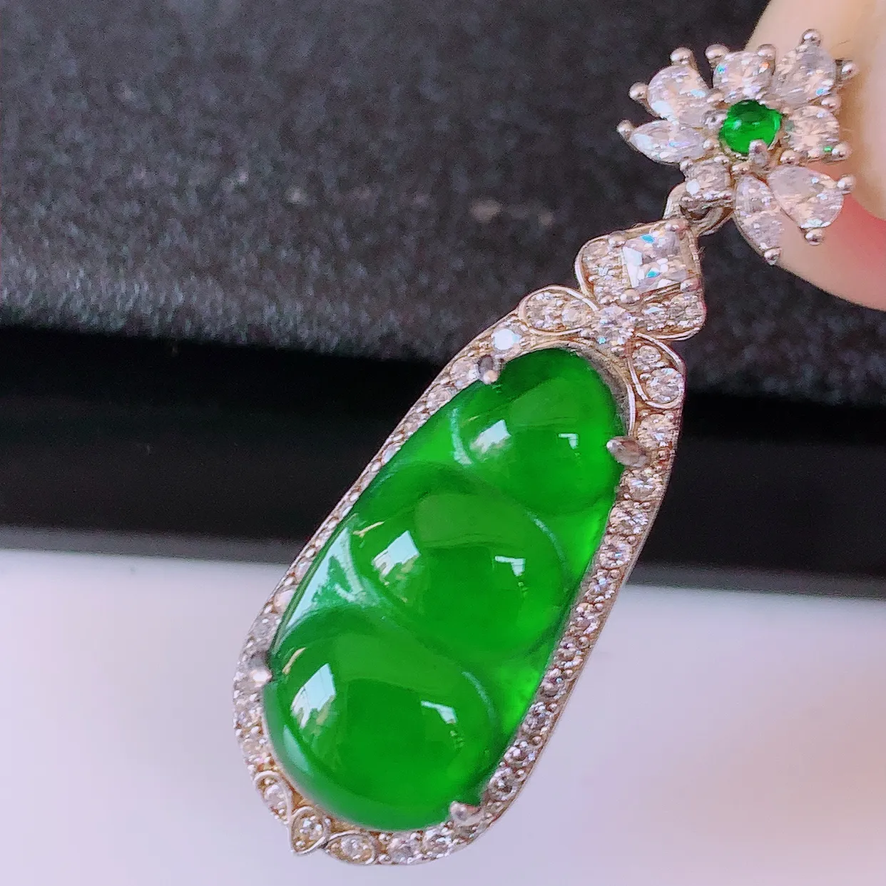 冰透满绿翡翠925银镶嵌四季豆吊坠，自然光实拍，翠色灵动，颜色漂亮，种老水足，品相佳，佩戴佳品！#97.25整体37*12*7.2裸石19.5*9.5