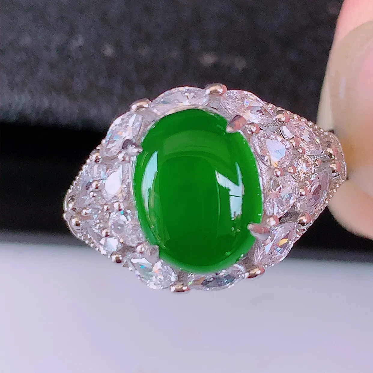 冰透满绿翡翠925银镶嵌戒指，自然光实拍，翠色灵动，颜色漂亮，种老水足，品相佳，佩戴佳品！#97.25（圈口可调大小）整体24.2*17.2*5.8裸石10*7.6